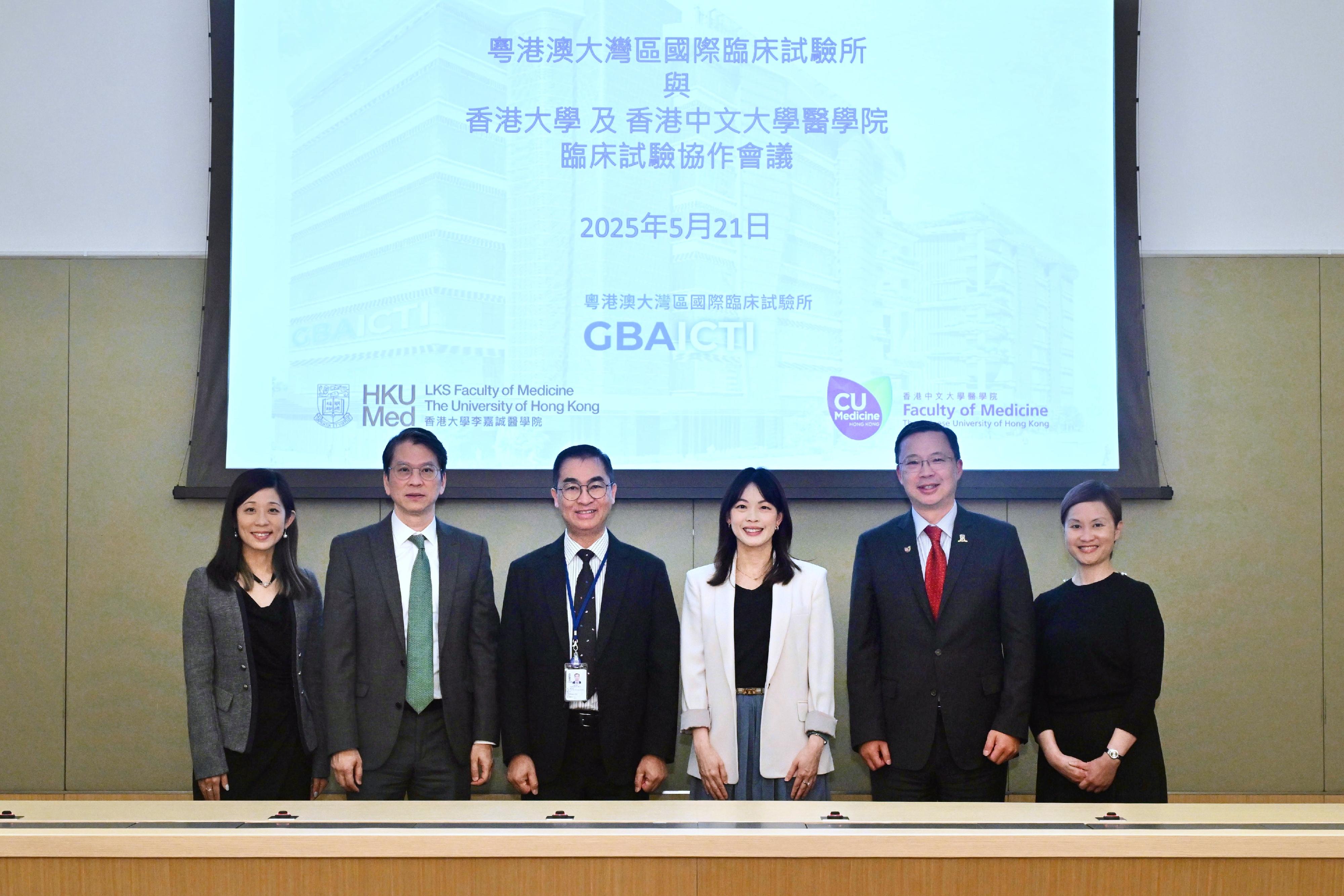 The Greater Bay Area International Clinical Trial Institute (GBAICTI) today (May 21) held a collaboration meeting with the LKS Faculty of Medicine of the University of Hong Kong and the Faculty of Medicine of the Chinese University of Hong Kong to have an in-depth exchange on advancing clinical trial collaboration. Photo shows Deputy Secretary for Health Ms Elaine Mak (third right); the GBAICTI Chief Executive Officer, Professor Bernard Cheung (third left); Clinical Professor of the Department of Medicine of the School of Clinical Medicine of the University of Hong Kong and Chief Director of the University of Hong Kong Clinical Trials Centre, Professor Leung Wai-keung (second left); Pro-Vice-Chancellor/Vice-President (Alumni Relations and Advancement) of the Chinese University of Hong Kong and Chief Director of the Phase 1 Clinical Trial Centre of the Chinese University of Hong Kong, Professor Anthony Chan (second right), and other attendees after the signing ceremony.