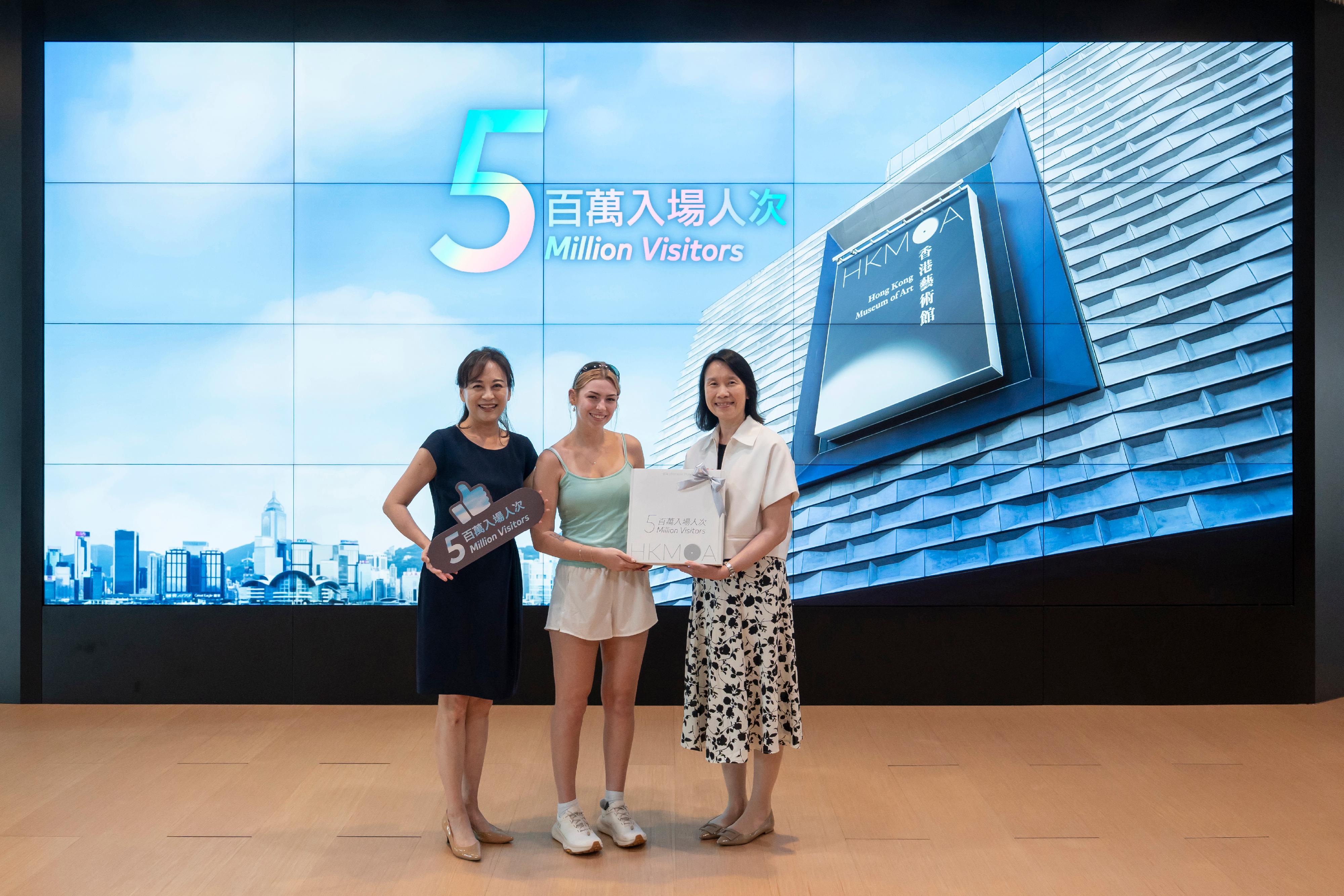 The Hong Kong Museum of Art (HKMoA) of the Leisure and Cultural Services Department today (May 21) welcomed its 5 000 000th visitor since its expansion and reopening in 2019 . Photo shows the Director of Leisure and Cultural Services, Ms Manda Chan (right), and the Museum Director of the HKMoA, Dr Maria Mok (left), welcoming the 5 000 000th visitor and presenting her a special souvenir.