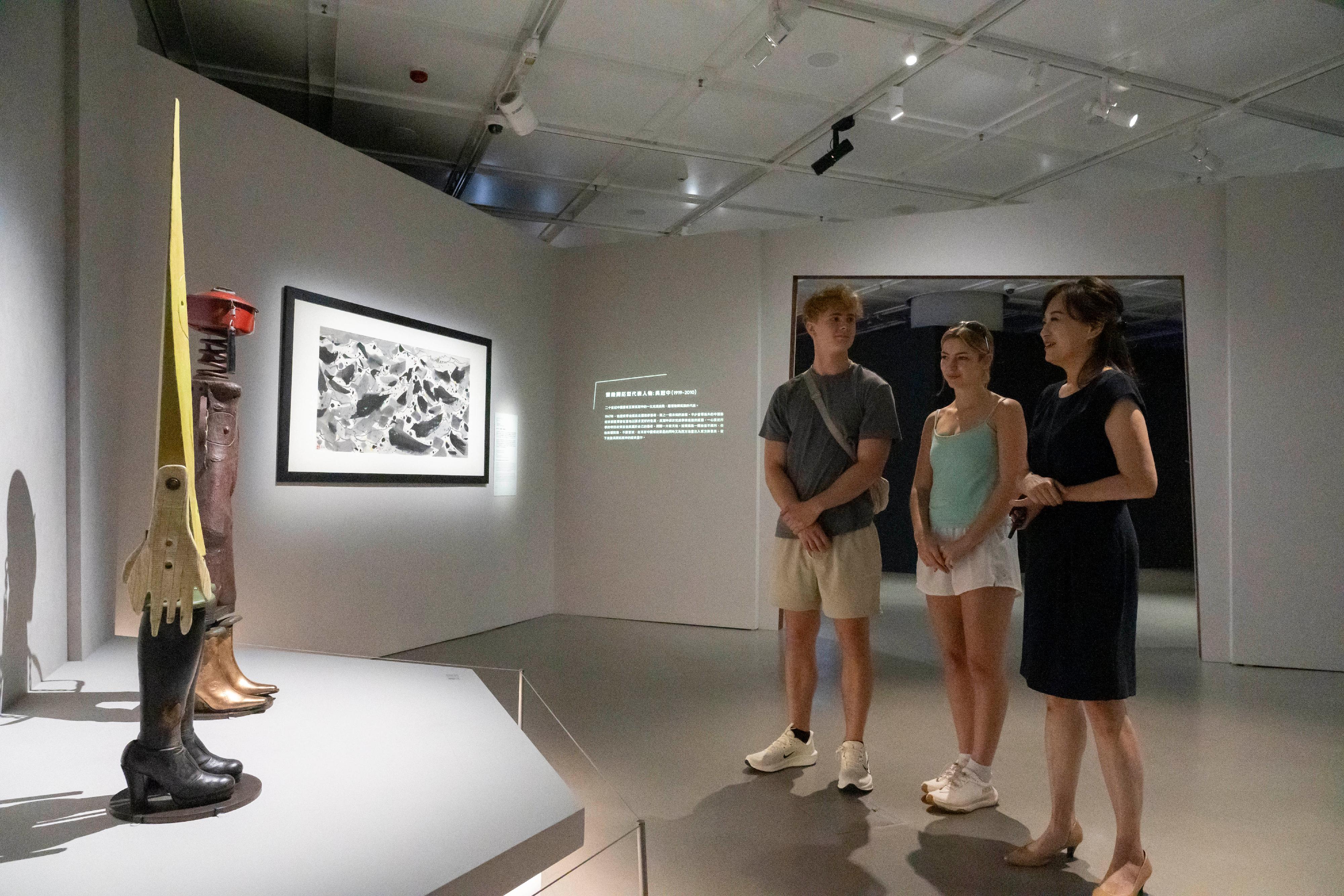 The Hong Kong Museum of Art (HKMoA) of the Leisure and Cultural Services Department today (May 21) welcomed the 5 000 000th visitor since its expansion and reopening in 2019. The museum arranged a special guided tour for the visitor and her friend. Photo shows the Museum Director of the HKMoA, Dr Maria Mok (right), introducing an exhibition.  