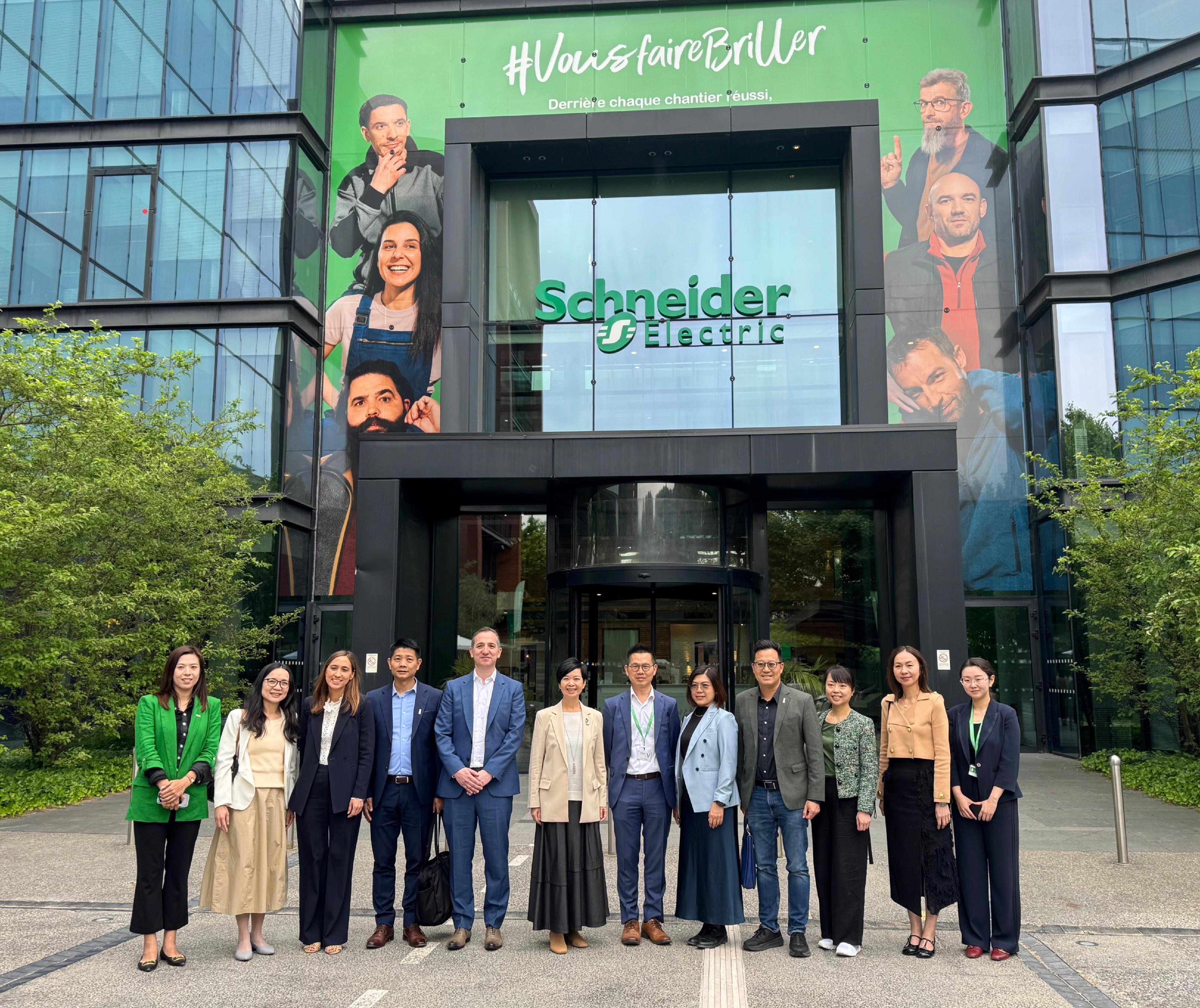 The Secretary for Housing, Ms Winnie Ho, continued her visit to Paris, France, yesterday (May 21, Paris time) to introduce the potential and opportunities of Hong Kong's housing technology development. Photo shows Ms Ho (sixth left) visiting the Innovation Hub of Schneider Electric in the morning, to learn how the company applies the Internet of Things, artificial intelligence and robotics to promote building energy efficiency retrofits and achieve smart energy management and net-zero power generation. 
