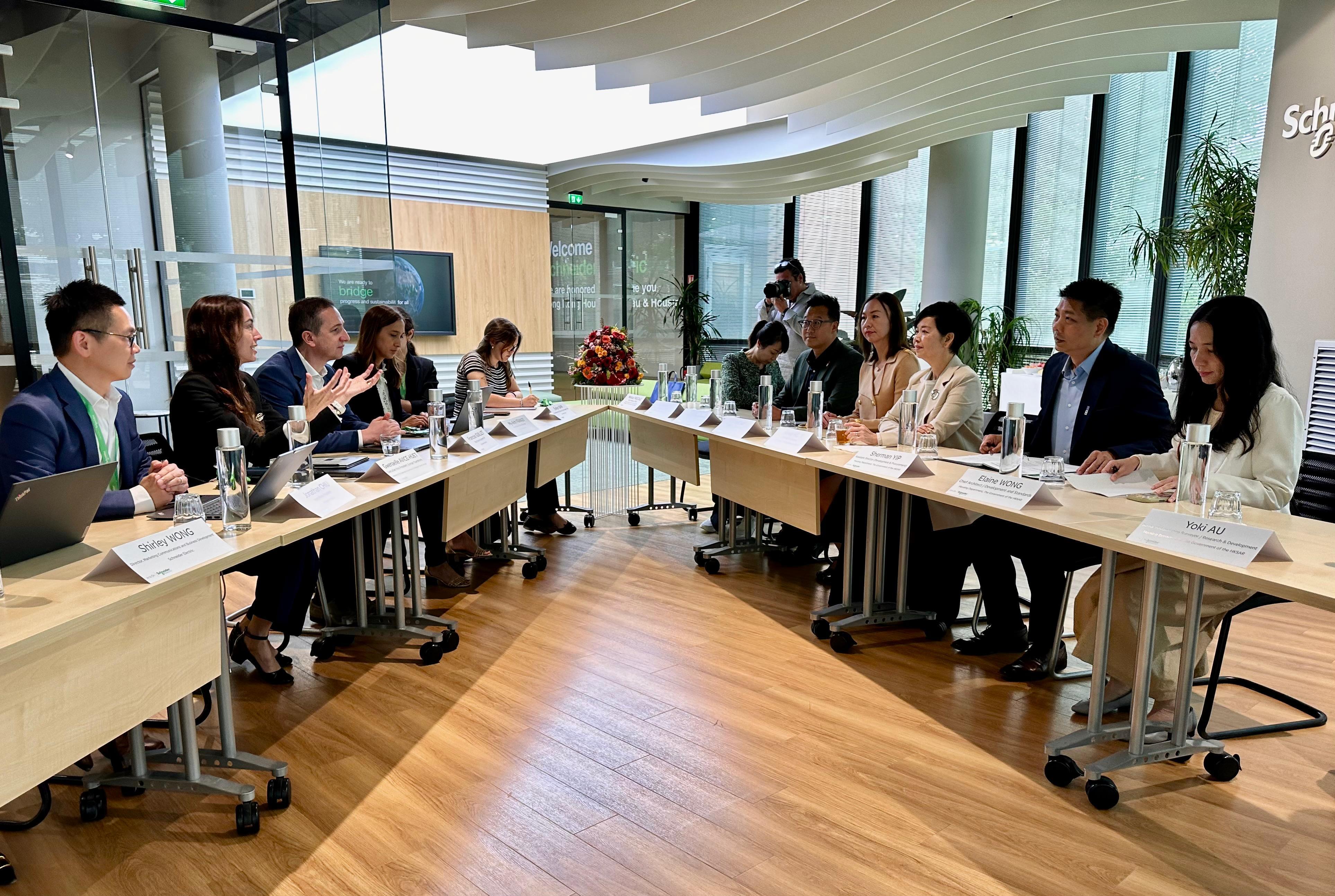 The Secretary for Housing, Ms Winnie Ho, continued her visit to Paris, France, yesterday (May 21, Paris time) to introduce the potential and opportunities of Hong Kong's housing technology development. Photo shows Ms Ho (third right) visiting the Innovation Hub of Schneider Electric in the morning, to learn how the company applies the Internet of Things, artificial intelligence and robotics to promote building energy efficiency retrofits and achieve smart energy management and net-zero power generation.