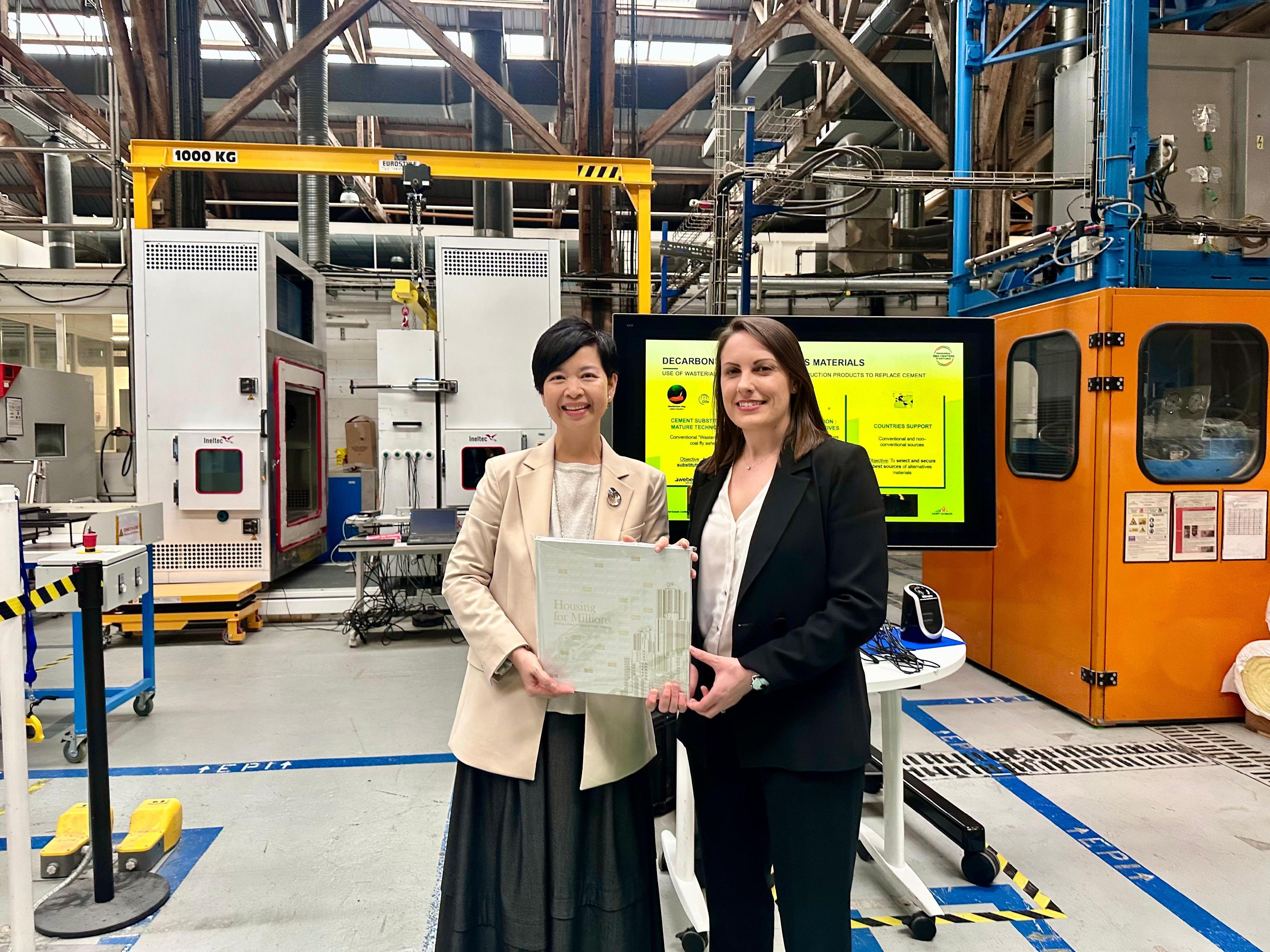 The Secretary for Housing, Ms Winnie Ho, continued her visit to Paris, France, yesterday (May 21, Paris time) to introduce the potential and opportunities of Hong Kong's housing technology development. Photo shows Ms Ho (left) visiting Saint-Gobain Group's research centre in Paris in the afternoon, to learn more about their research, development and production process of green building materials for lowering costs, saving energy and reducing carbon emissions while enhancing indoor comfort. 