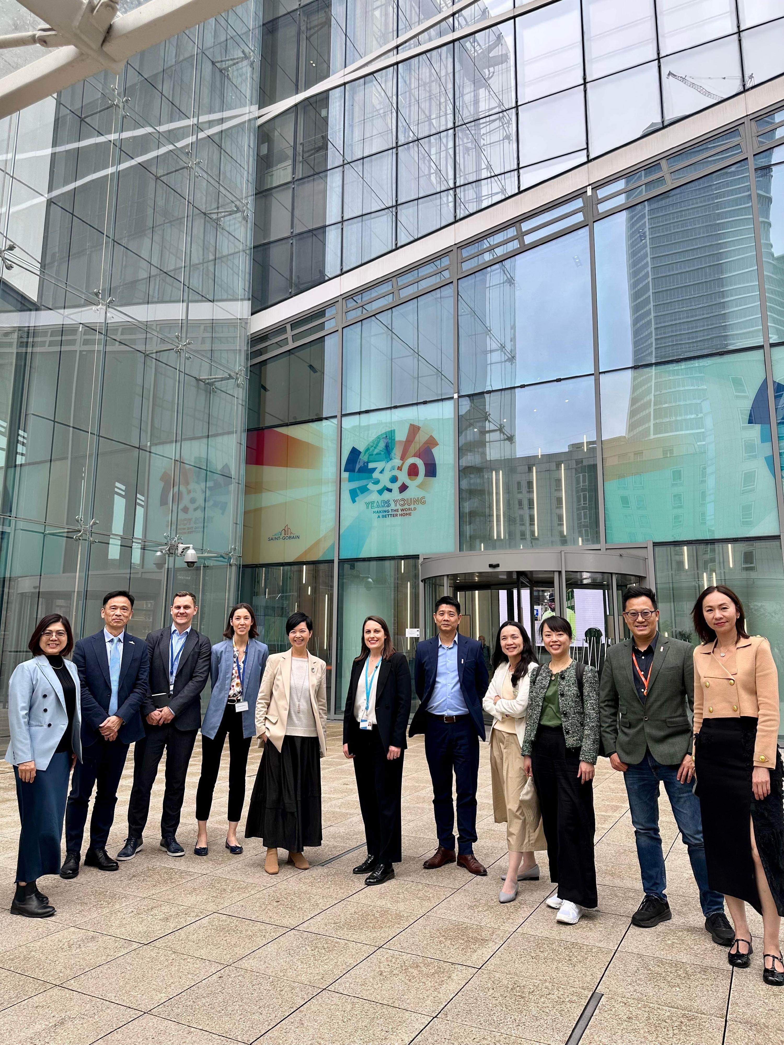 The Secretary for Housing, Ms Winnie Ho, continued her visit to Paris, France, yesterday (May 21, Paris time) to introduce the potential and opportunities of Hong Kong's housing technology development. Photo shows Ms Ho (fifth left) visiting Saint-Gobain Group's iconic Saint-Gobain Tower in the afternoon. 