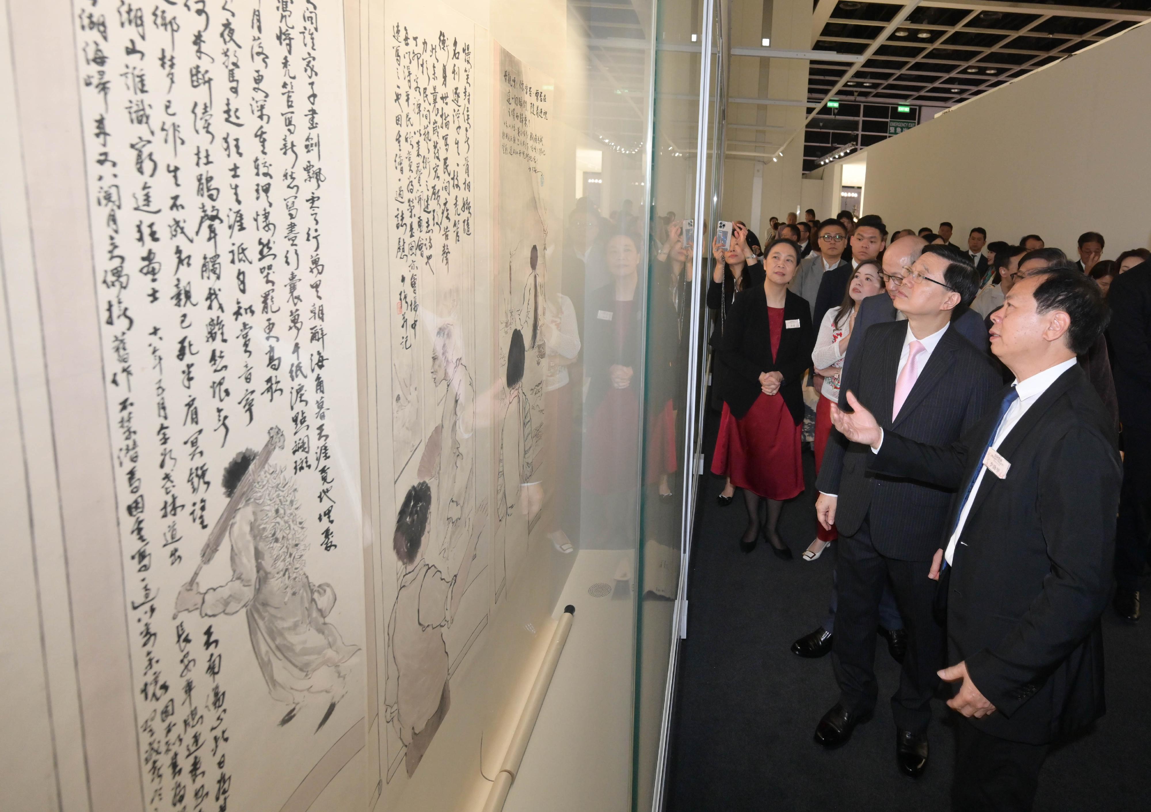行政長官李家超今日（五月二十二日）出席「其命惟新——廣東美術百年大展（香港）」開幕式。圖示李家超（右二）參觀展覽。
