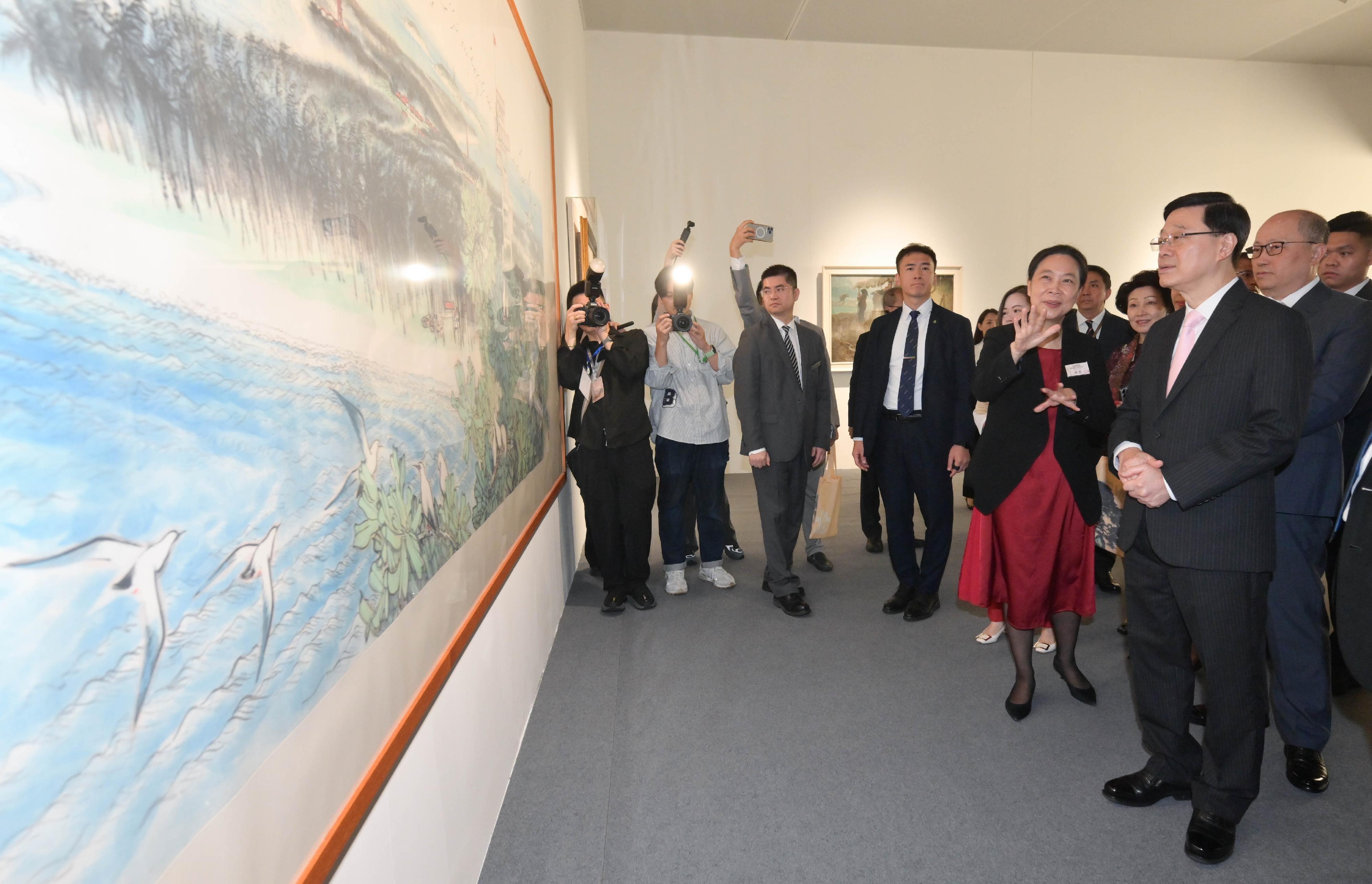 行政長官李家超今日（五月二十二日）出席「其命惟新——廣東美術百年大展（香港）」開幕式。圖示李家超（右一）參觀展覽。
