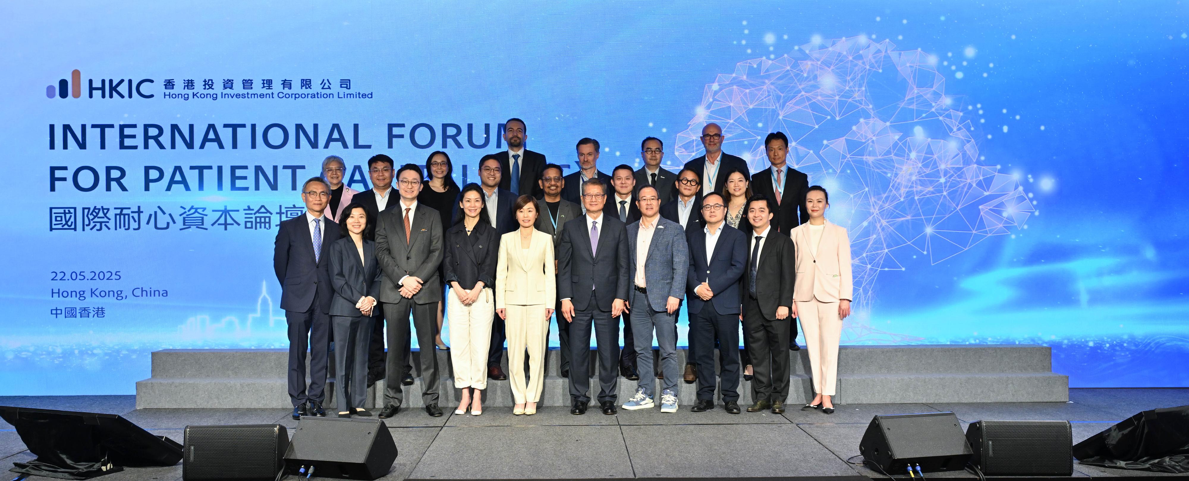 The Financial Secretary, Mr Paul Chan, attended the International Forum for Patient Capital today (May 22). Photo shows (first row, from fifth right) Mr Chan, the Chief Executive Officer of the Hong Kong Investment Corporation Limited, Ms Clara Chan, and other guests.