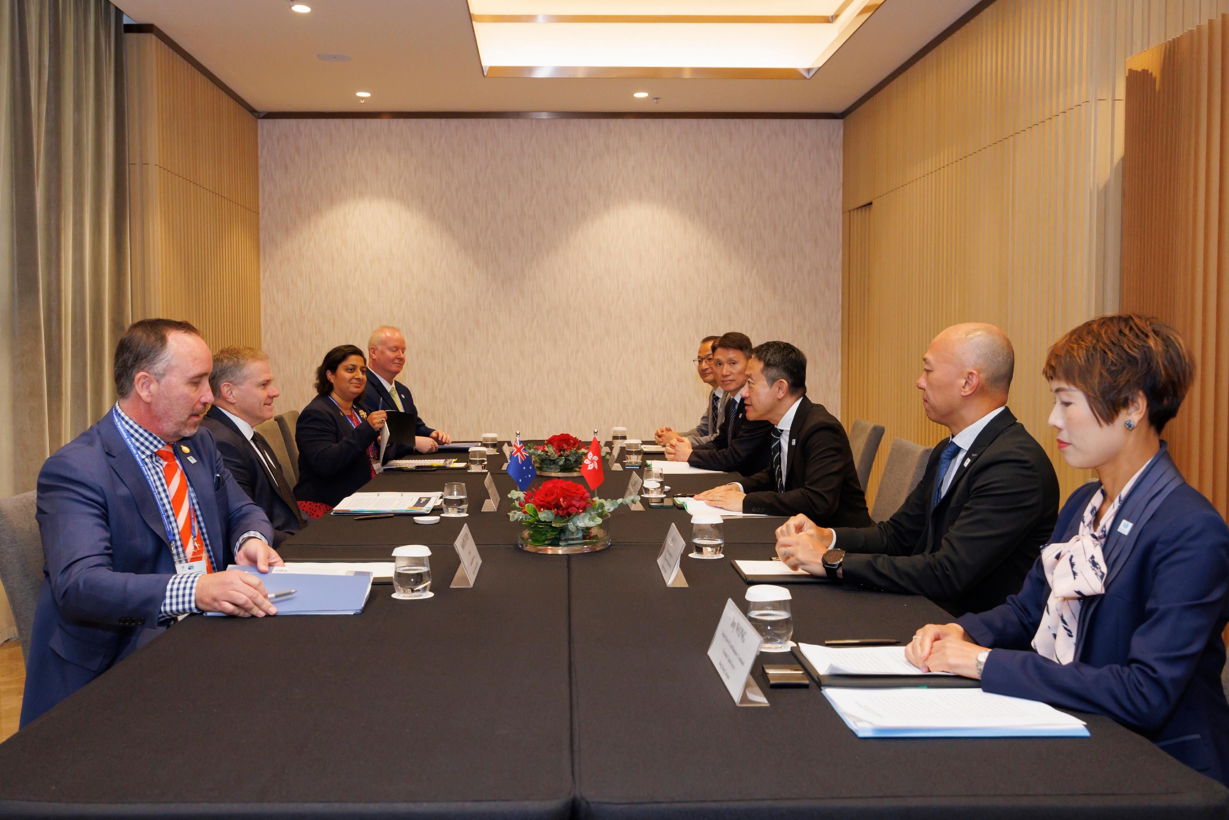 The 26th World Customs Organization Asia/Pacific Regional Heads of Customs Administrations Conference held by Hong Kong Customs concluded today (May 22). Photo shows the Commissioner of Customs and Excise, Mr Chan Tsz-tat (third right), meeting with the Commissioner of the Australian Border Force, Mr Gavan Reynolds (second left), during an intersession of the Conference on May 21.