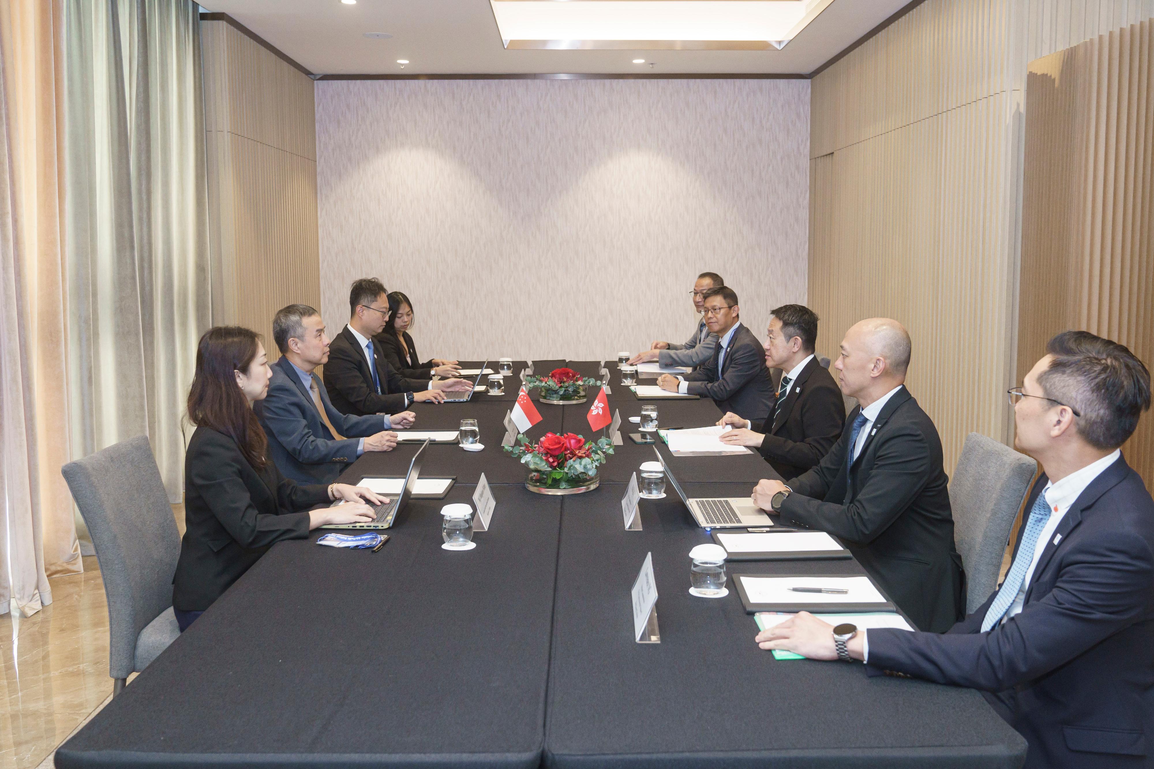 The 26th World Customs Organization Asia/Pacific Regional Heads of Customs Administrations Conference held by Hong Kong Customs concluded today (May 22). Photo shows the Commissioner of Customs and Excise, Mr Chan Tsz-tat (third right), meeting with the Director General of the Singapore Customs, Mr Tan Hung Hooi (second left), during an intersession of the Conference on May 21.