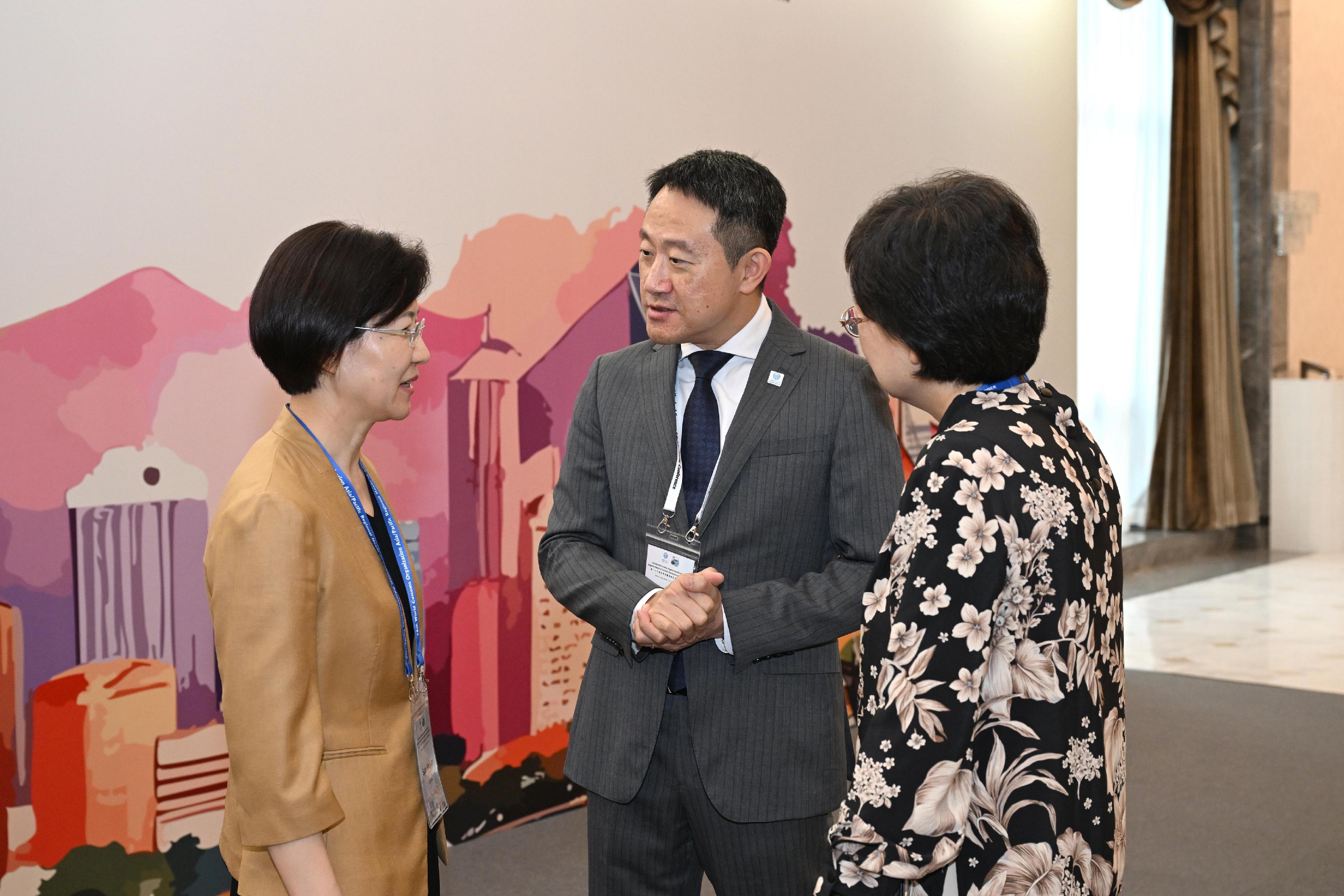 The 26th World Customs Organization Asia/Pacific Regional Heads of Customs Administrations Conference held by Hong Kong Customs concluded today (May 22). Photo shows the Commissioner of Customs and Excise, Mr Chan Tsz-tat (centre), mingling with the Minister of the General Administration of Customs of the People's Republic of China, Ms Sun Meijun (left), at the Conference.