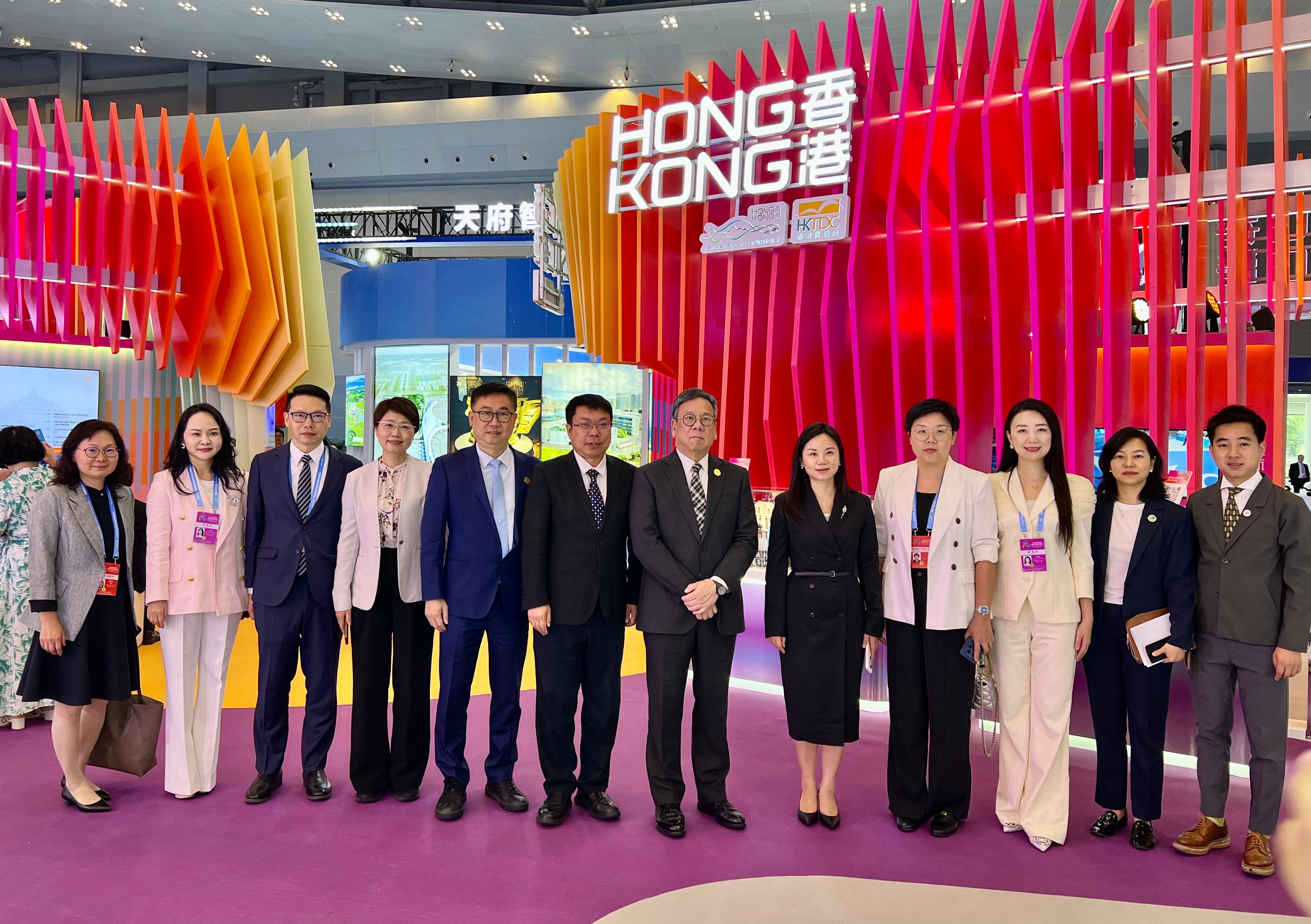 The Secretary for Commerce and Economic Development, Mr Algernon Yau, attended the Seventh Western China International Fair for Investment and Trade in Chongqing today (May 22). A Hong Kong Pavilion is set up at the fair to promote Hong Kong's strengths and showcase its role as an effective and premium trade and business platform for Mainland enterprises to go global. Photo shows Mr Yau (sixth right) with other guests at the Hong Kong Pavilion.