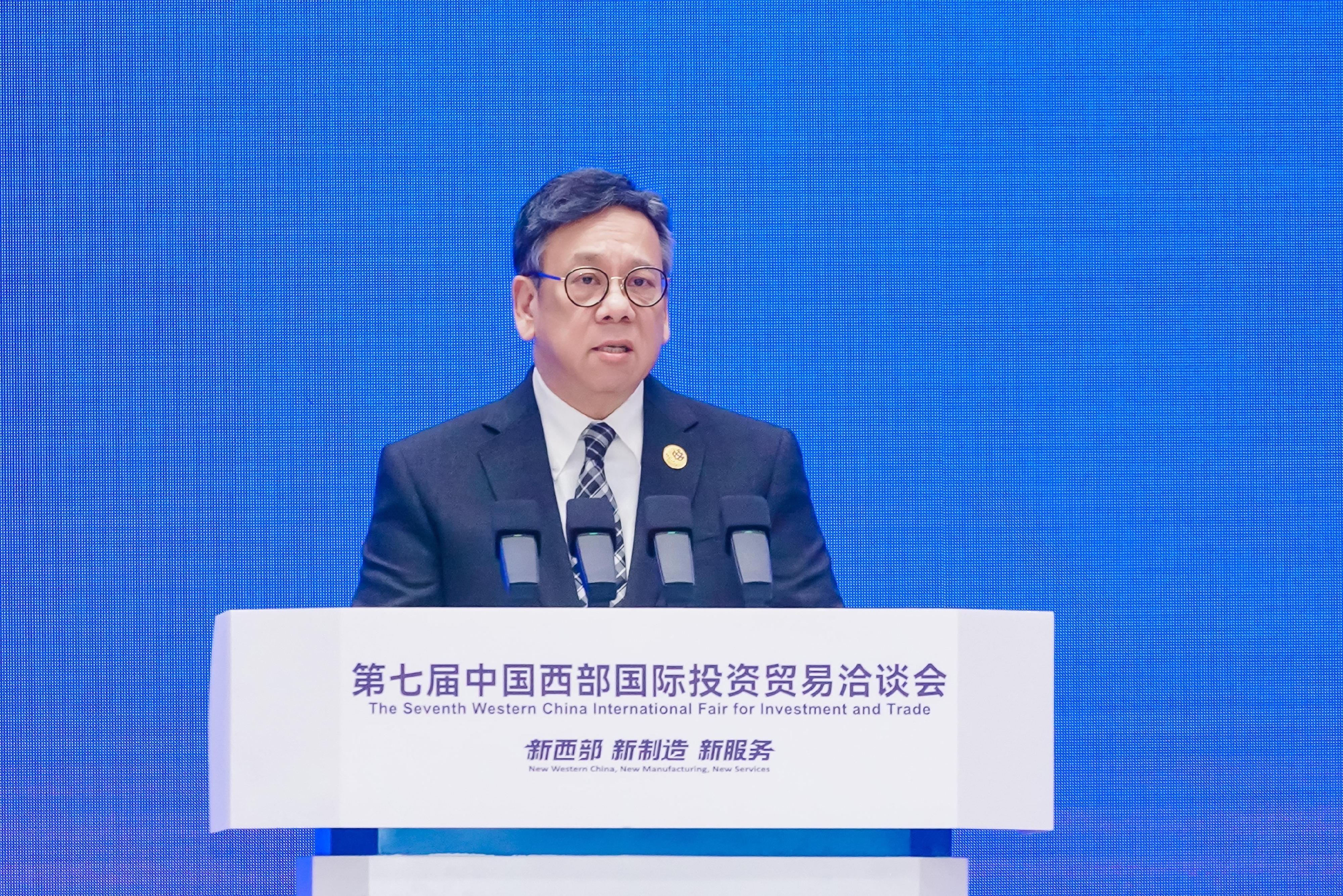 The Secretary for Commerce and Economic Development, Mr Algernon Yau, attended the Seventh Western China International Fair for Investment and Trade in Chongqing today (May 22). Photo shows Mr Yau addressing the opening ceremony.