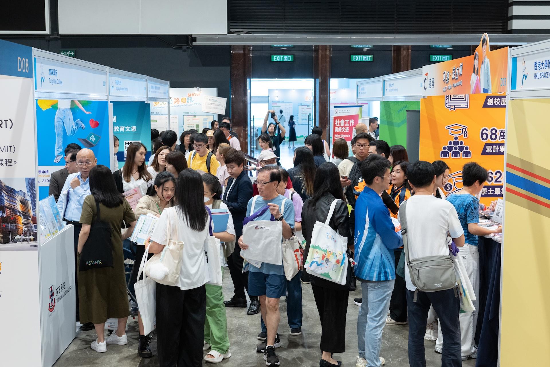 教育局今日及明日（五月二十三日和二十四日）在香港會議展覽中心舉辦「多元出路資訊Show 2025」。圖示公眾參觀攤位，以獲取升學及就業資訊。 