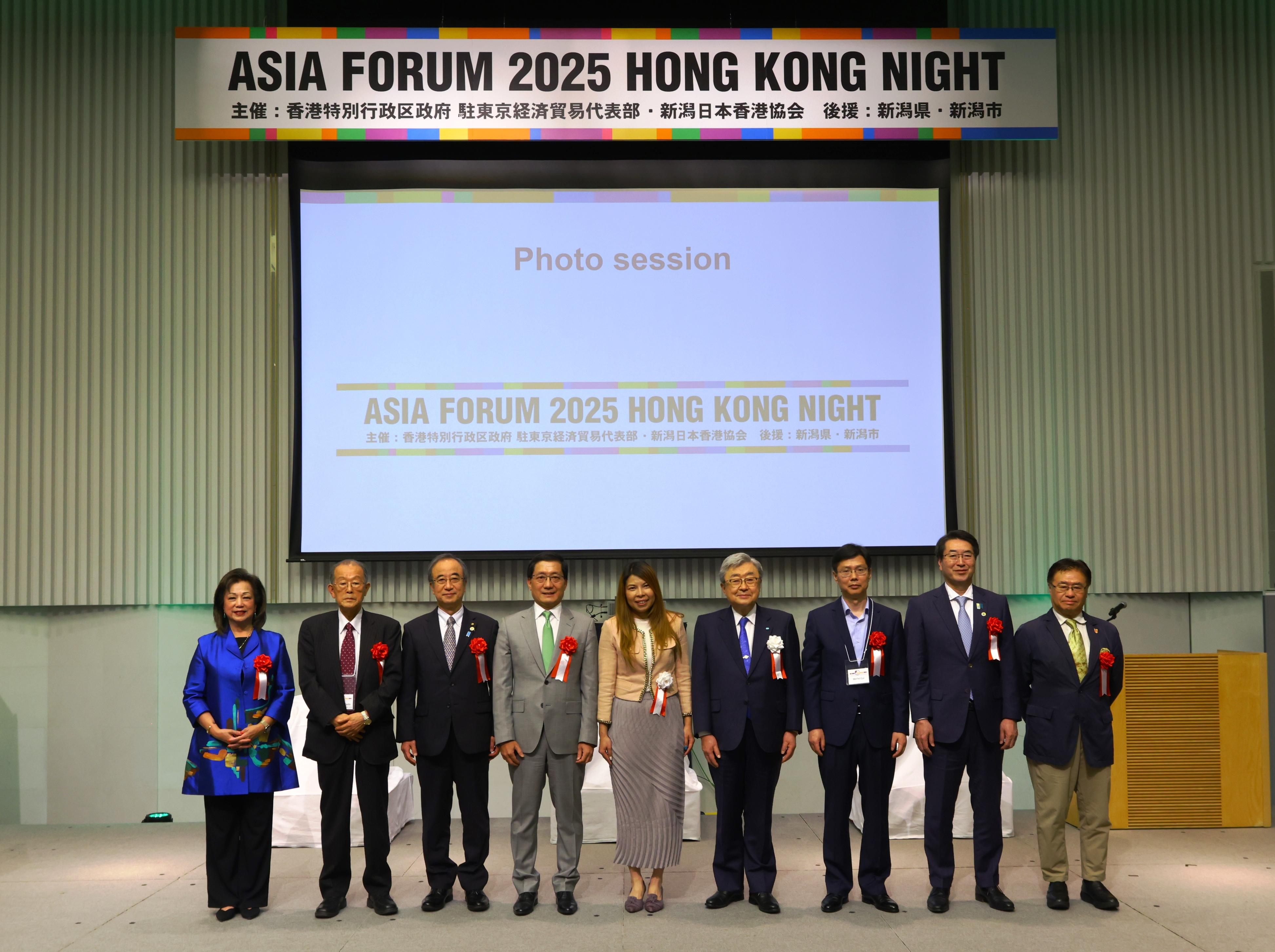 The Hong Kong Economic and Trade Office (Tokyo) and the Niigata Chapter of the Japan Hong Kong Society jointly held the Hong Kong Night in Niigata, Japan, yesterday (May 22). Photo shows the Principal Hong Kong Economic and Trade Representative (Tokyo), Miss Winsome Au (centre), with the Chairman of the Airport Authority of Hong Kong, Mr Fred Lam (fourth left); the Chairman of the Niigata Chapter of the Japan Hong Kong Society, Mr Yoshida Norio (fourth right); the Consul General of the People's Republic of China in Niigata, Mr Cui Weilei (third right), and other participating guests. 
