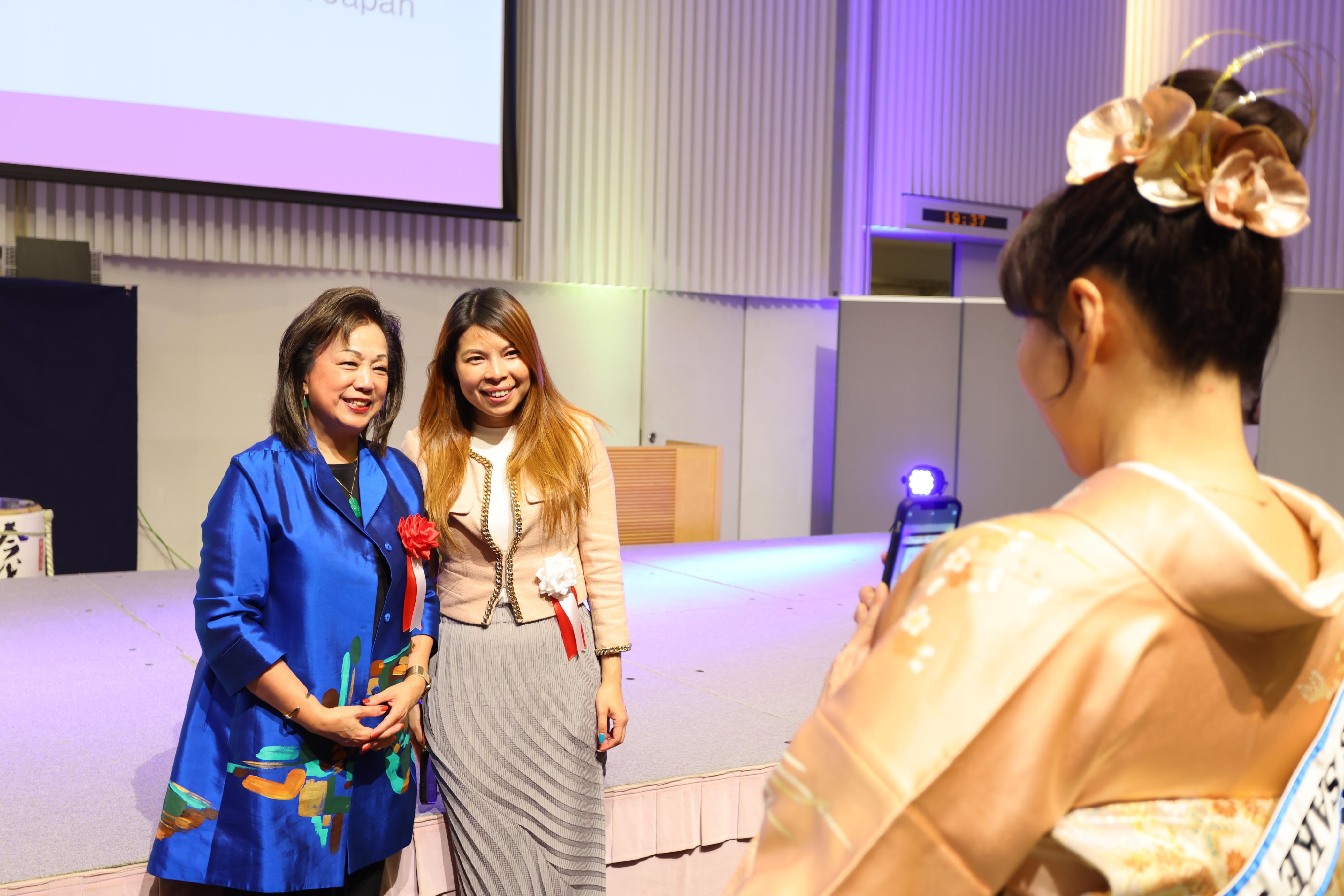 The Hong Kong Economic and Trade Office (Tokyo) and the Niigata Chapter of the Japan Hong Kong Society jointly held the Hong Kong Night in Niigata, Japan, yesterday (May 22). Photo shows the Principal Hong Kong Economic and Trade Representative (Tokyo), Miss Winsome Au (second left) and the Chairperson of the Federation of Hong Kong Business Associations Worldwide, Ms Margaret Wong (first left). 