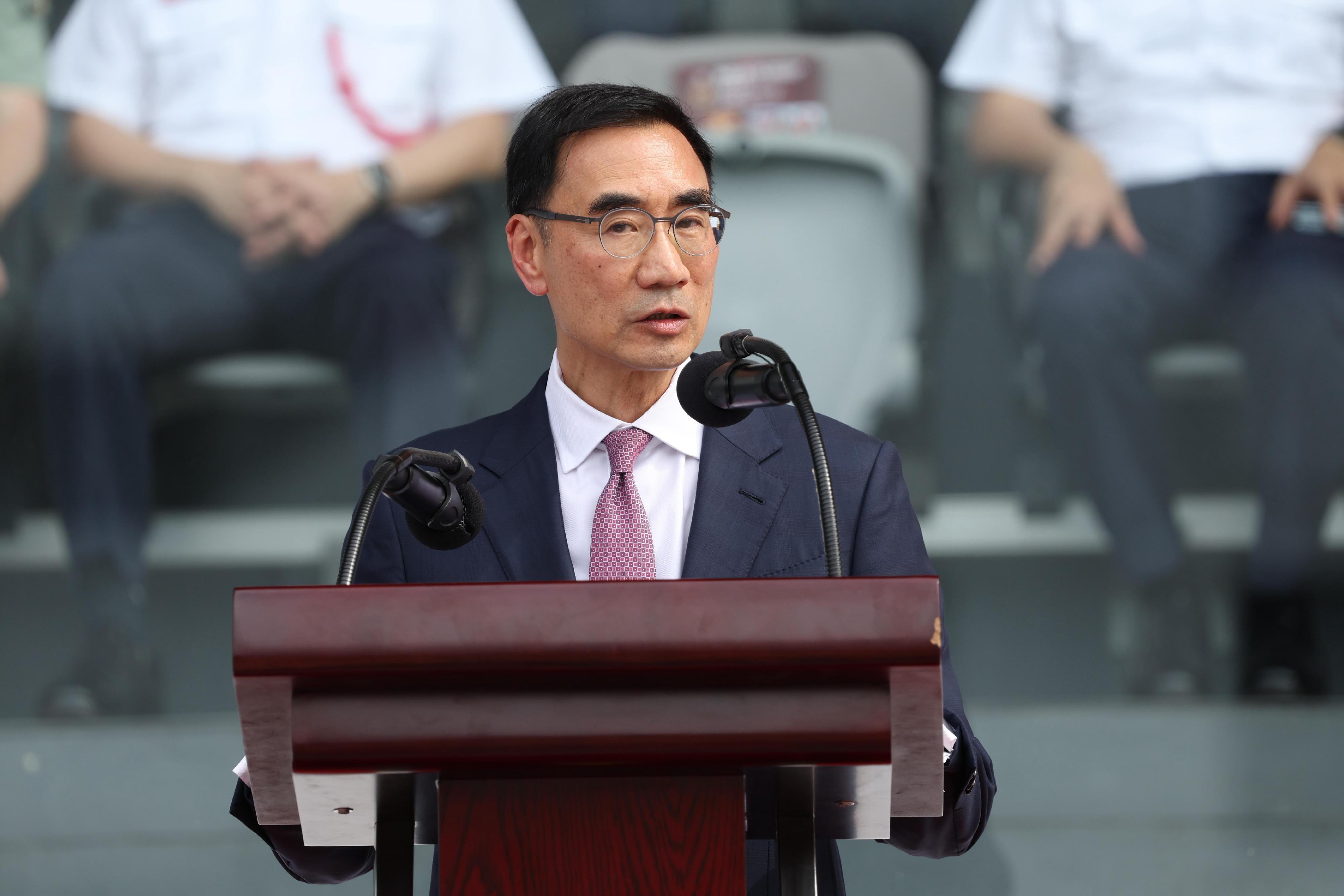 香港賽馬會主席利子厚今日（五月二十三日）在消防及救護學院舉行的消防處結業會操檢閱學員。圖示利子厚於結業會操上致辭。
