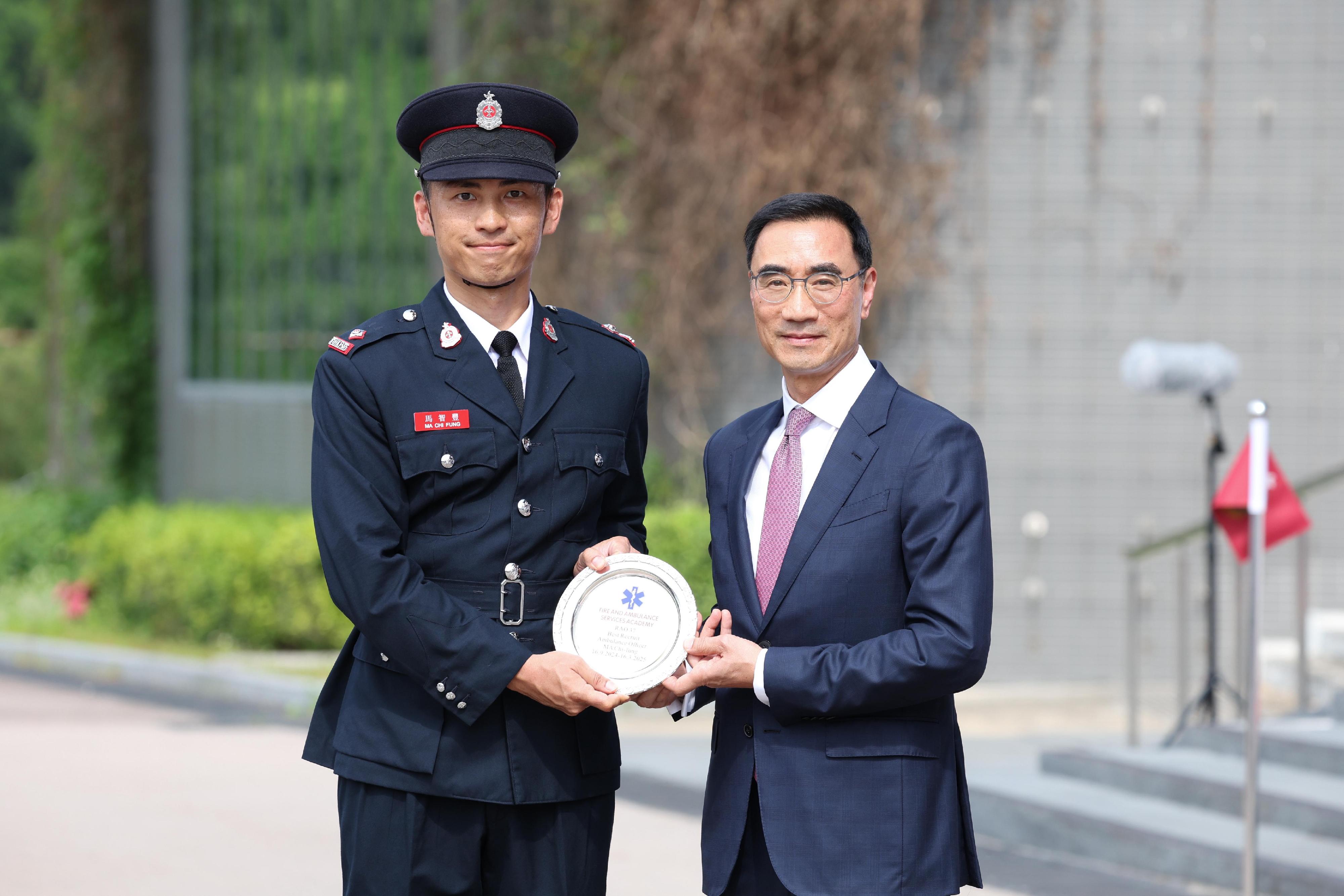 香港賽馬會主席利子厚今日（五月二十三日）在消防及救護學院舉行的消防處結業會操檢閱學員。圖示利子厚（右）頒發最佳救護學官獎。