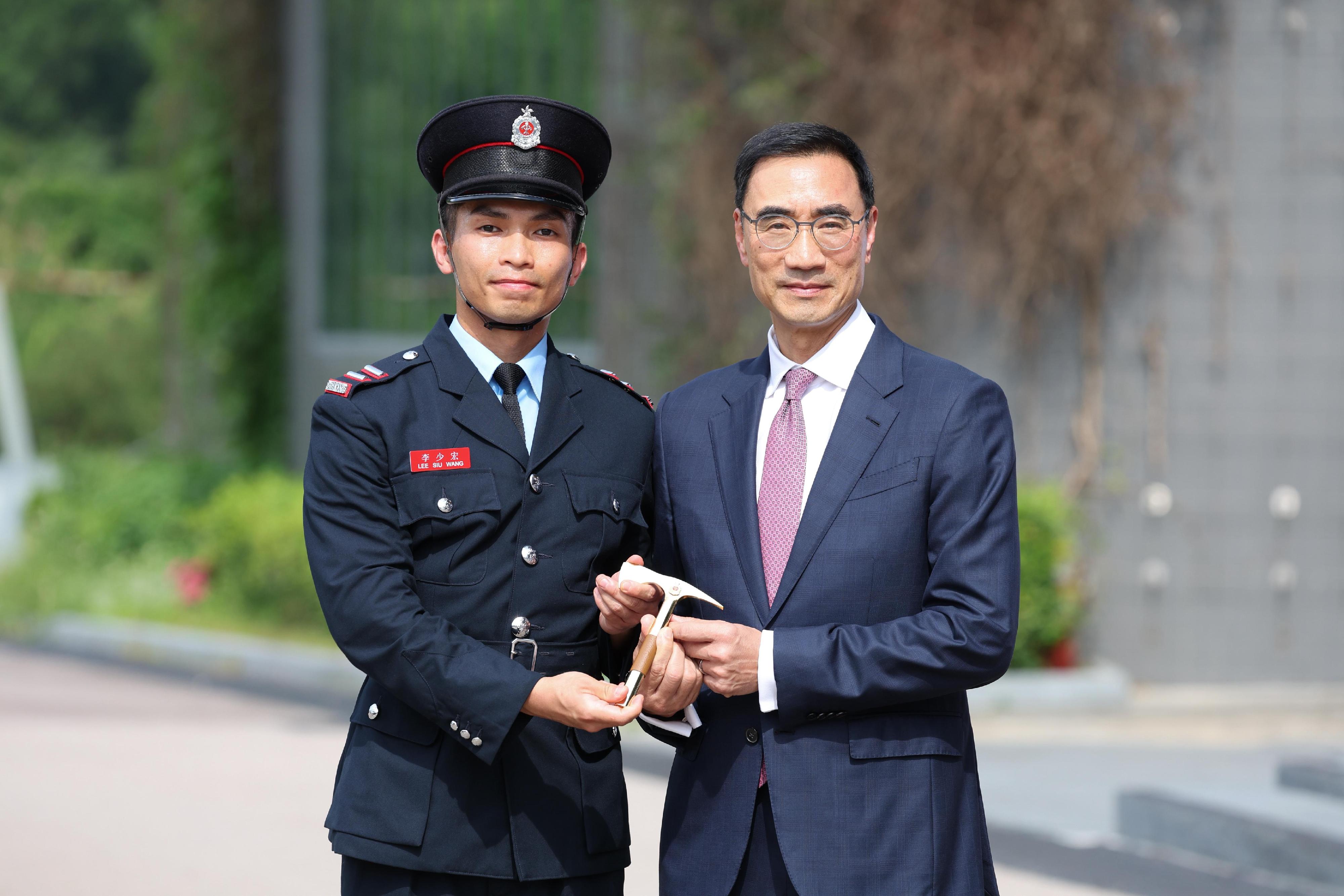 香港賽馬會主席利子厚今日（五月二十三日）在消防及救護學院舉行的消防處結業會操檢閱學員。圖示利子厚（右）頒發最佳消防隊目（控制）學員獎。