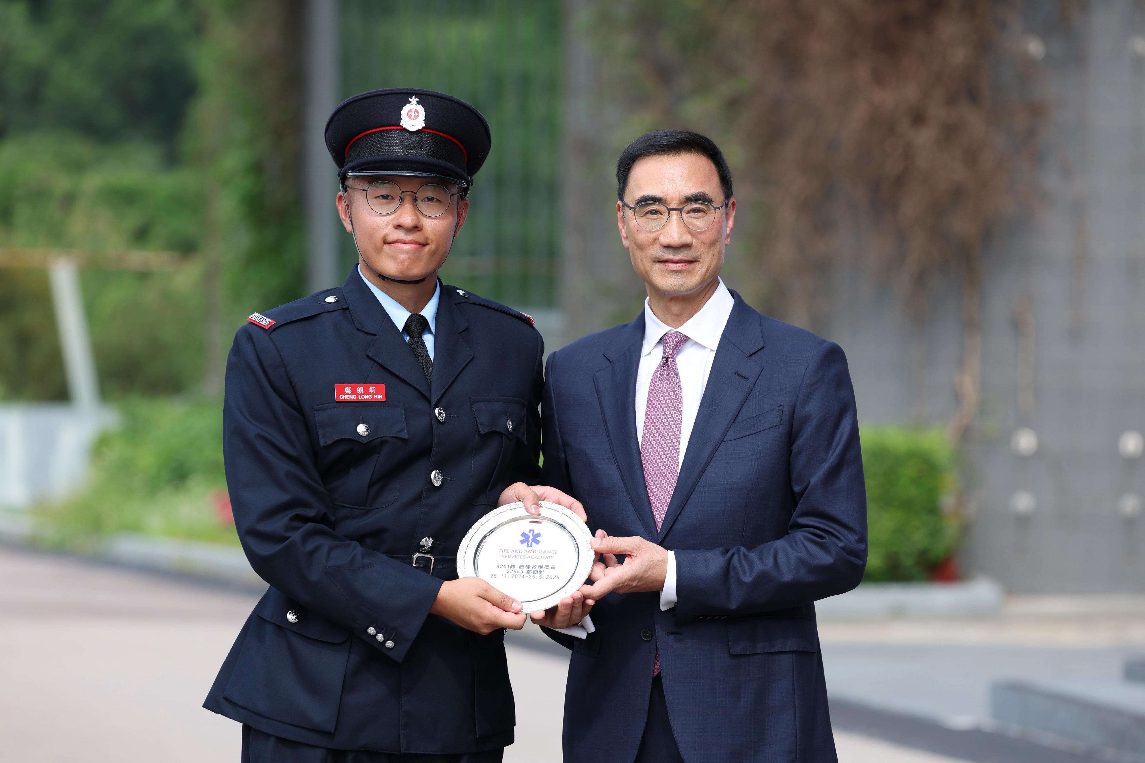 香港賽馬會主席利子厚今日（五月二十三日）在消防及救護學院舉行的消防處結業會操檢閱學員。圖示利子厚（右）頒發最佳救護學員獎。