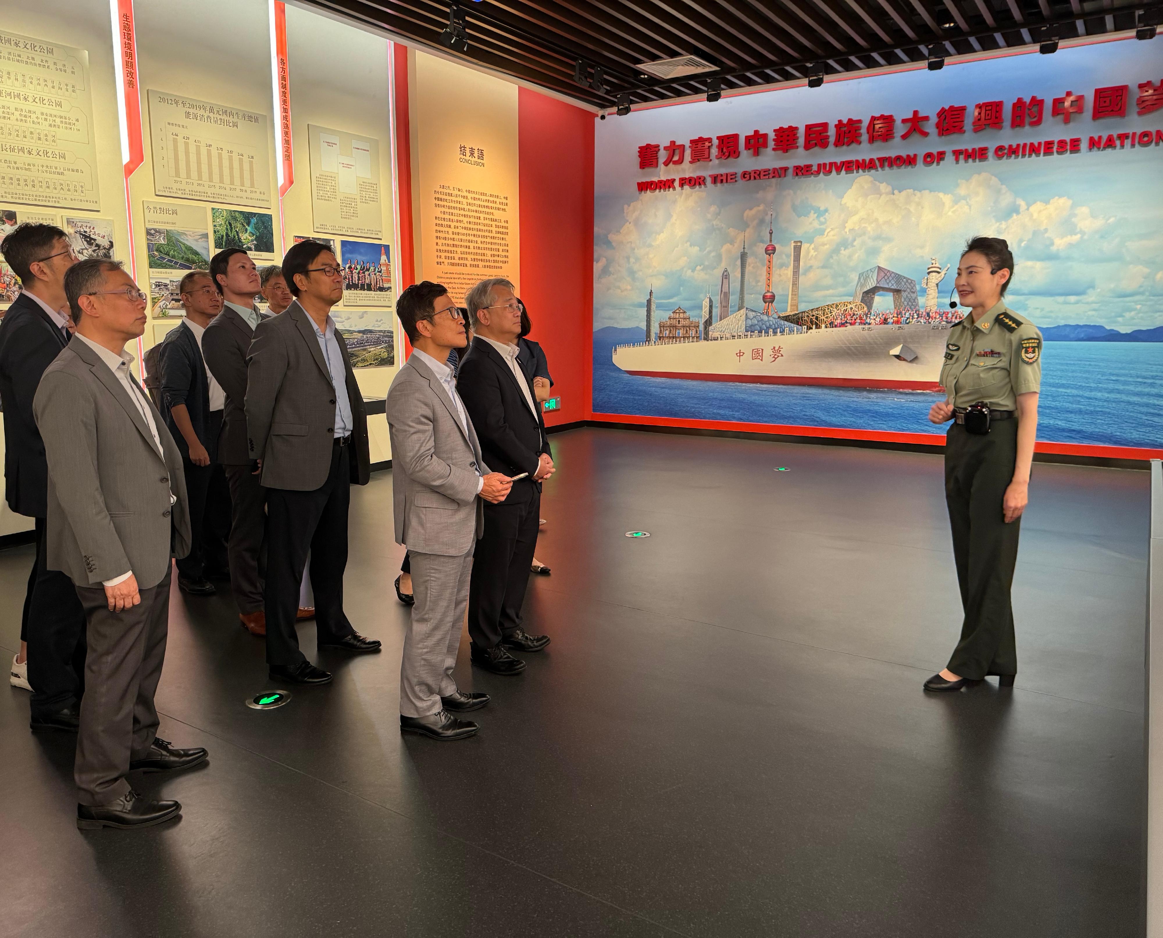 環境保護署（環保署）署長徐浩光博士（右二）今日（五月二十三日）率領部門首長級人員到訪「中國人民解放軍駐香港部隊展覽中心」，在駐港部隊代表的帶領下，參觀「夢起東方」主題展覽。