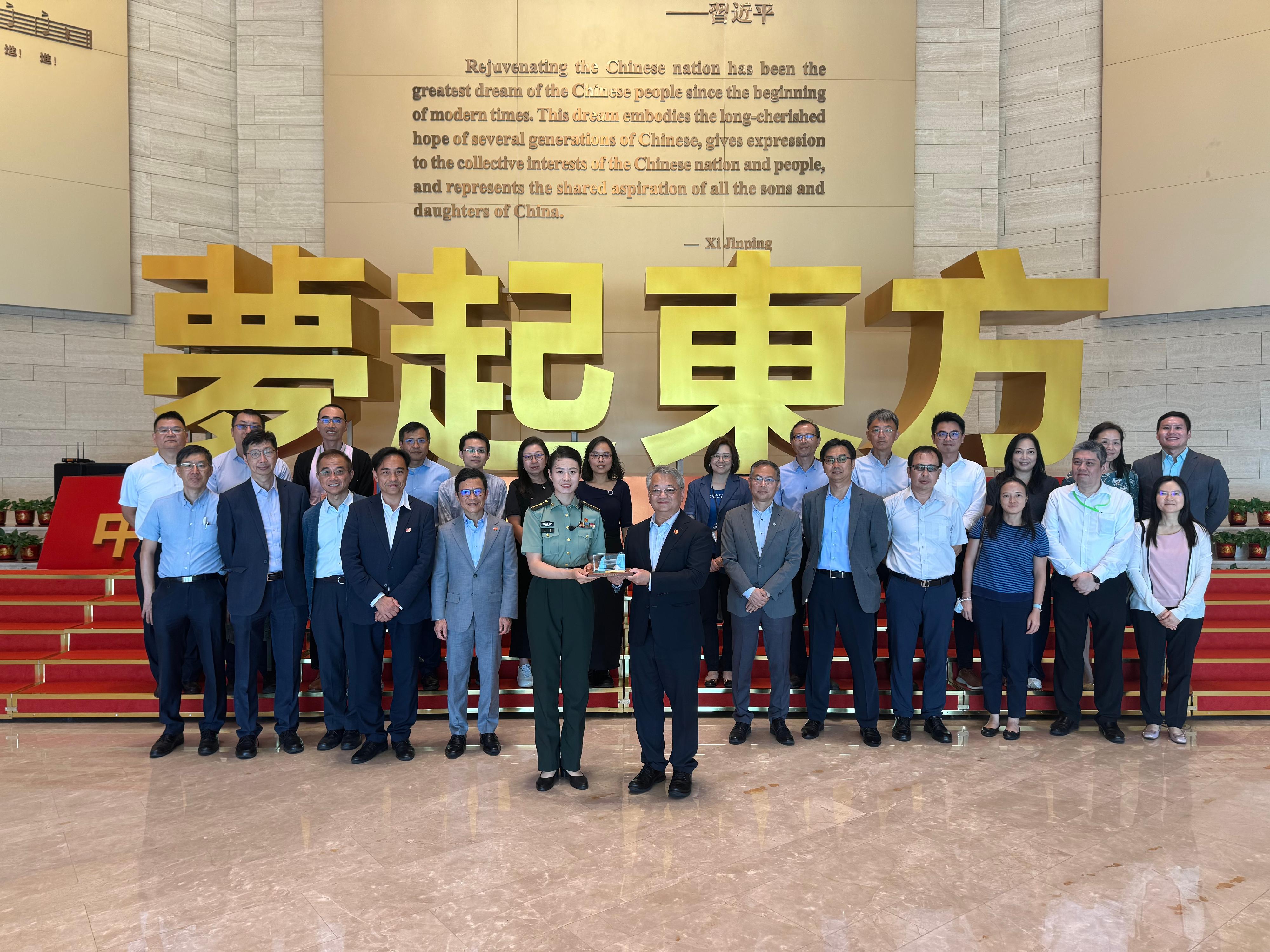 The Director of Environmental Protection, Dr Samuel Chui (front row, right), led the directorate officers of the Environmental Protection Department to visit the Chinese People's Liberation Army (PLA) Hong Kong Garrison Exhibition Center today (May 23). Accompanied by representatives of the PLA Hong Kong Garrison, the team toured the exhibition themed "Dreams of the East".