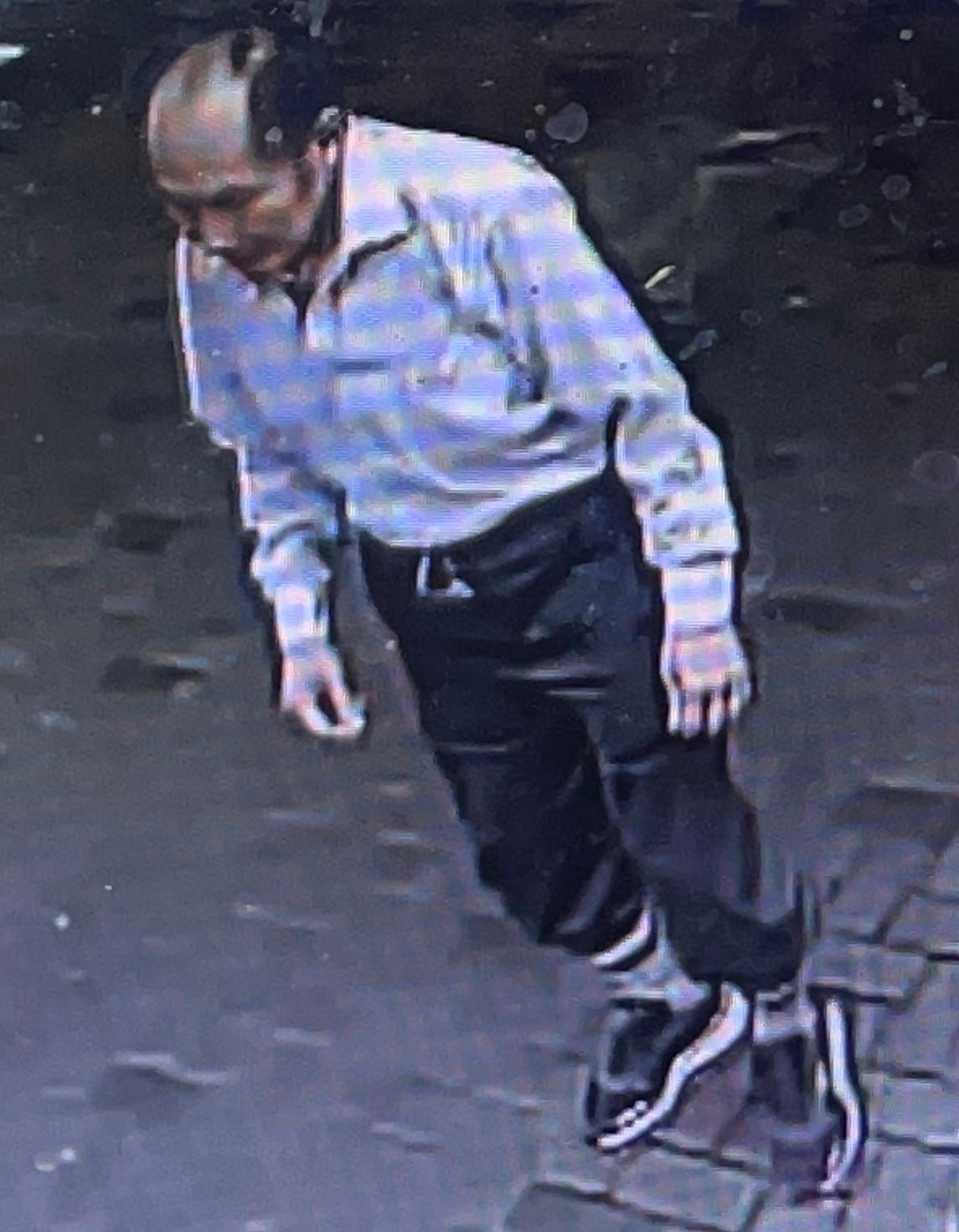 七十歲男子胡開成身高約一點六五米，體重約七十二公斤，中等身材，方面型，黃皮膚及蓄短黑髮。他最後露面時身穿藍白色間條上衣、黑色長褲及黑色鞋。