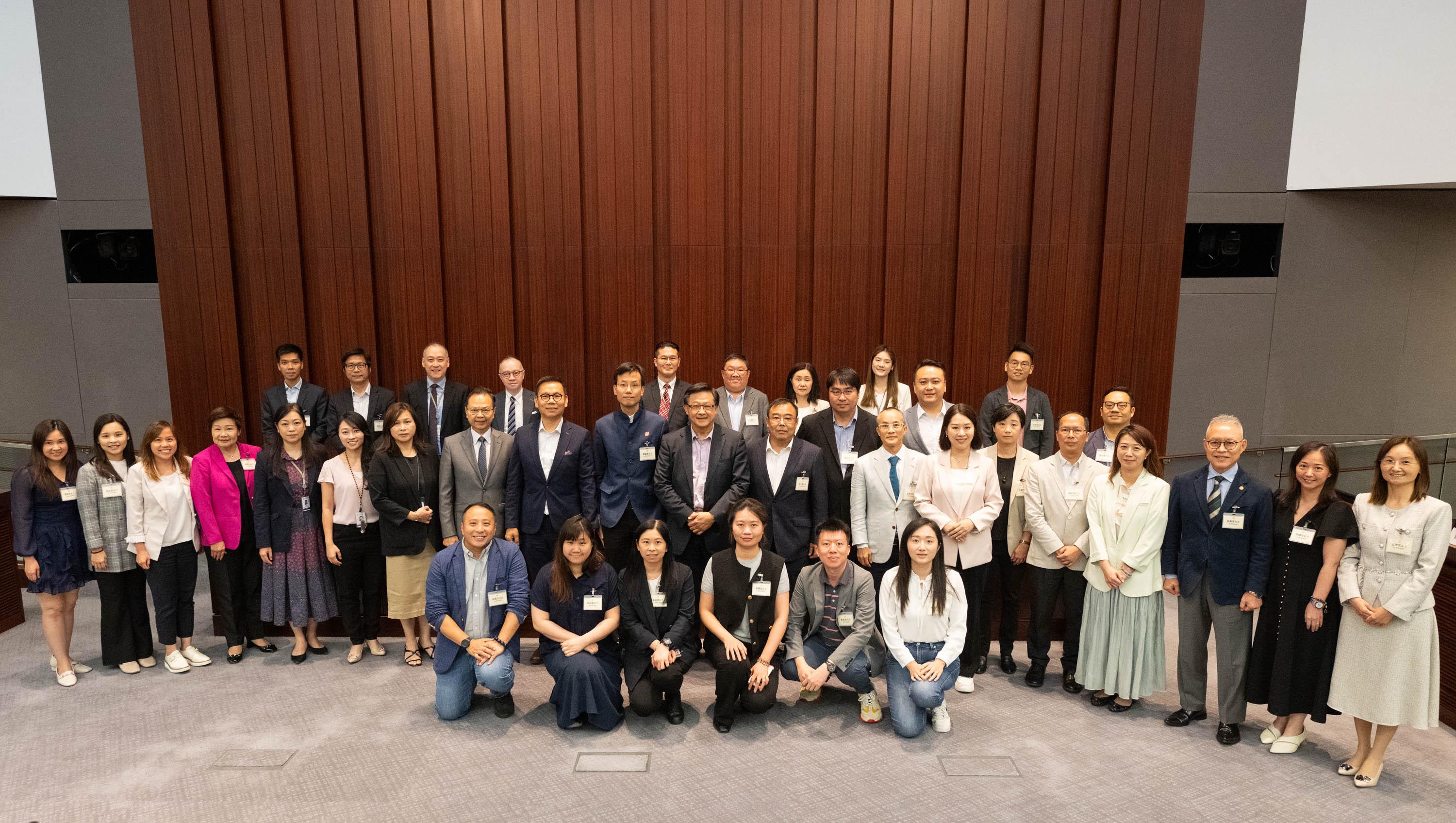 立法會議員今日（五月二十三日）與葵青區議會和深水埗區議會議員在立法會綜合大樓會面。圖示立法會議員與葵青區議會議員在會後合照。