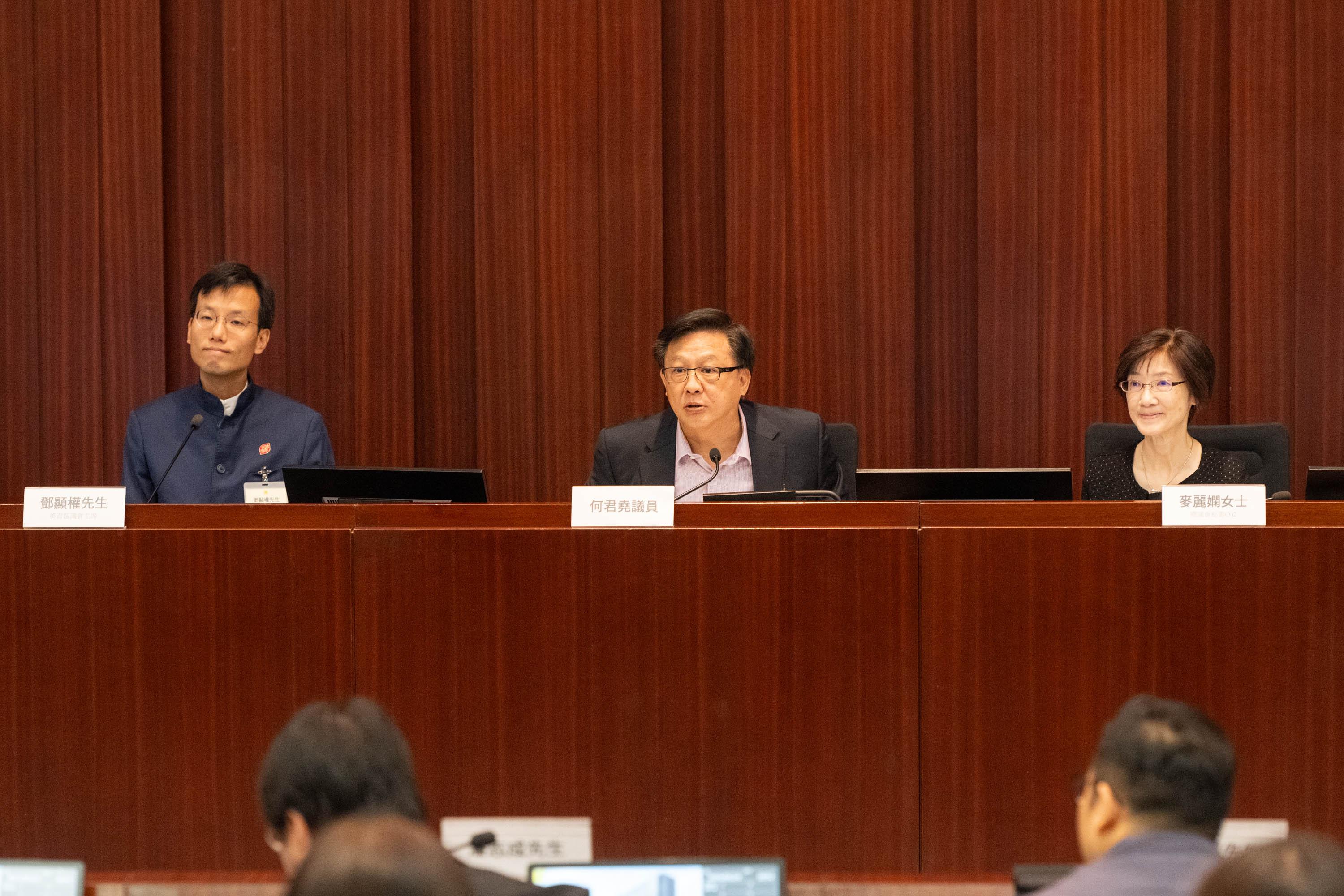 立法會議員今日（五月二十三日）與葵青區議會和深水埗區議會議員在立法會綜合大樓會面。圖示立法會議員與葵青區議會議員討論區內水管老化問題。