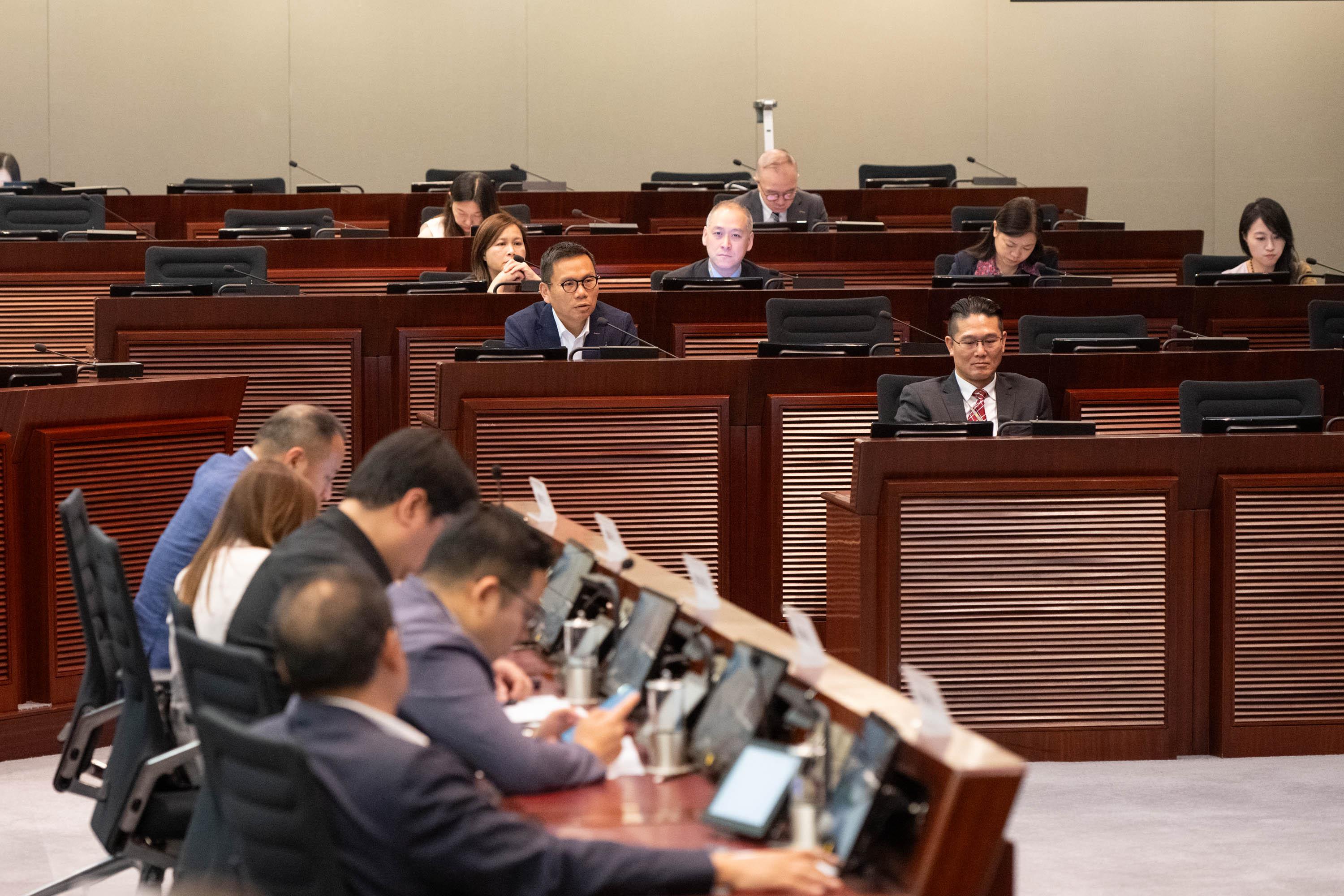 立法會議員今日（五月二十三日）與葵青區議會和深水埗區議會議員在立法會綜合大樓會面。圖示立法會議員與葵青區議會議員就改善區內交通配套規劃，以及優化區內無障礙設施交換意見。