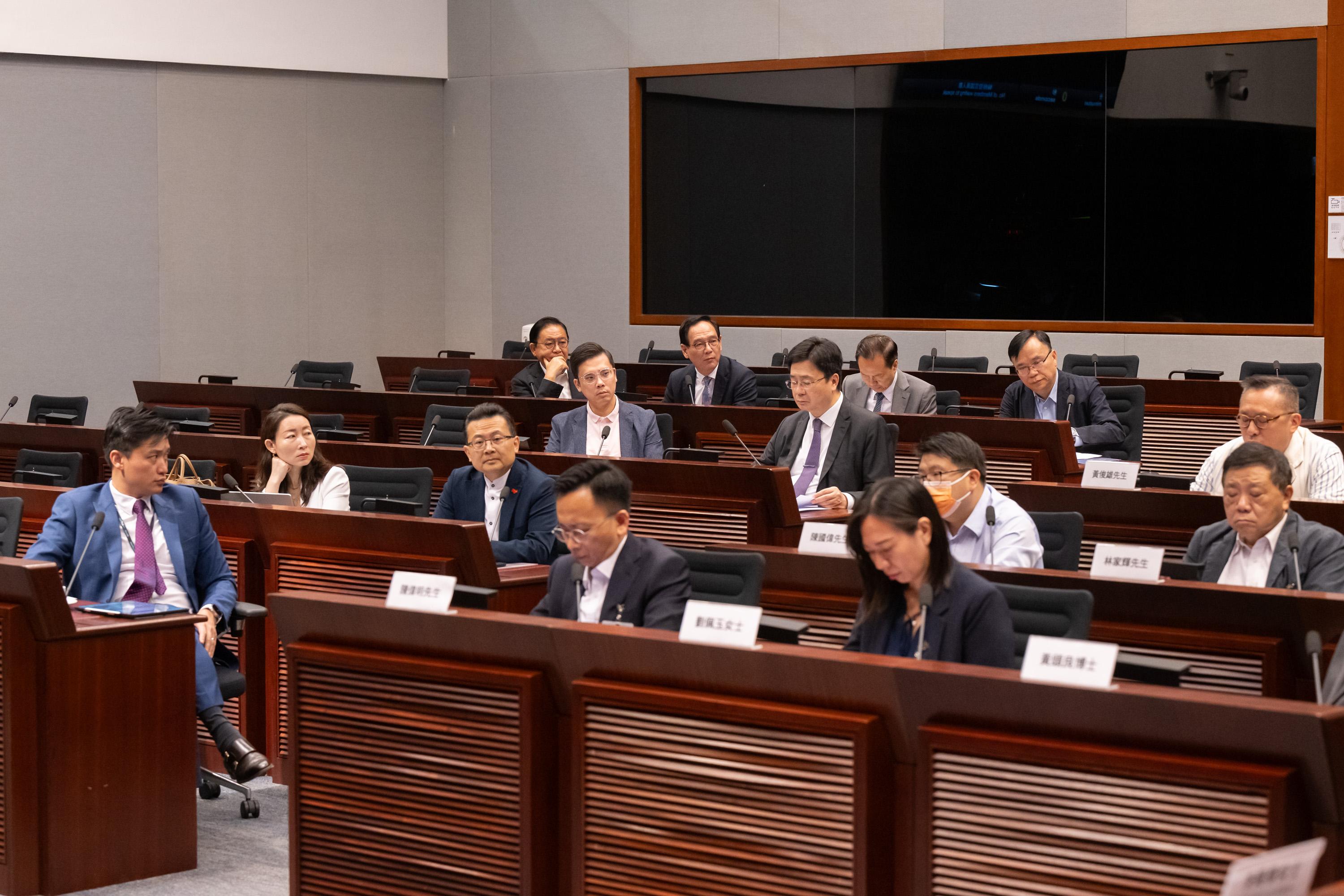 立法會議員今日（五月二十三日）與葵青區議會和深水埗區議會議員在立法會綜合大樓會面。圖示立法會議員與深水埗區議會議員就建構深水埗文創生態圈及智慧社區交換意見。
