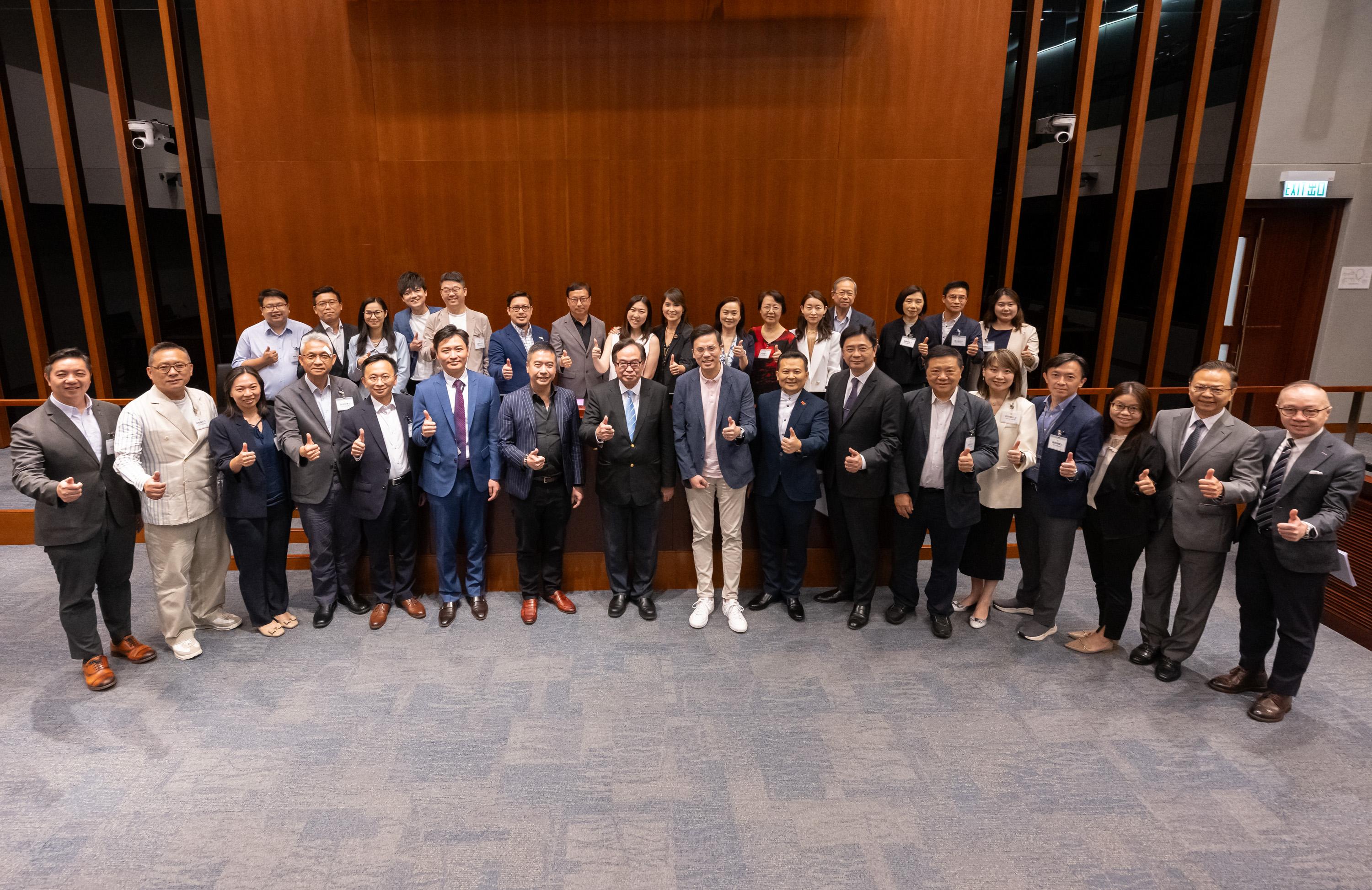 Legislative Council (LegCo) Members met with Kwai Tsing District Council (DC) and Sham Shui Po DC members at the LegCo Complex today (May 23). Photo shows Members of the LegCo and the Sham Shui Po DC after the meeting.
