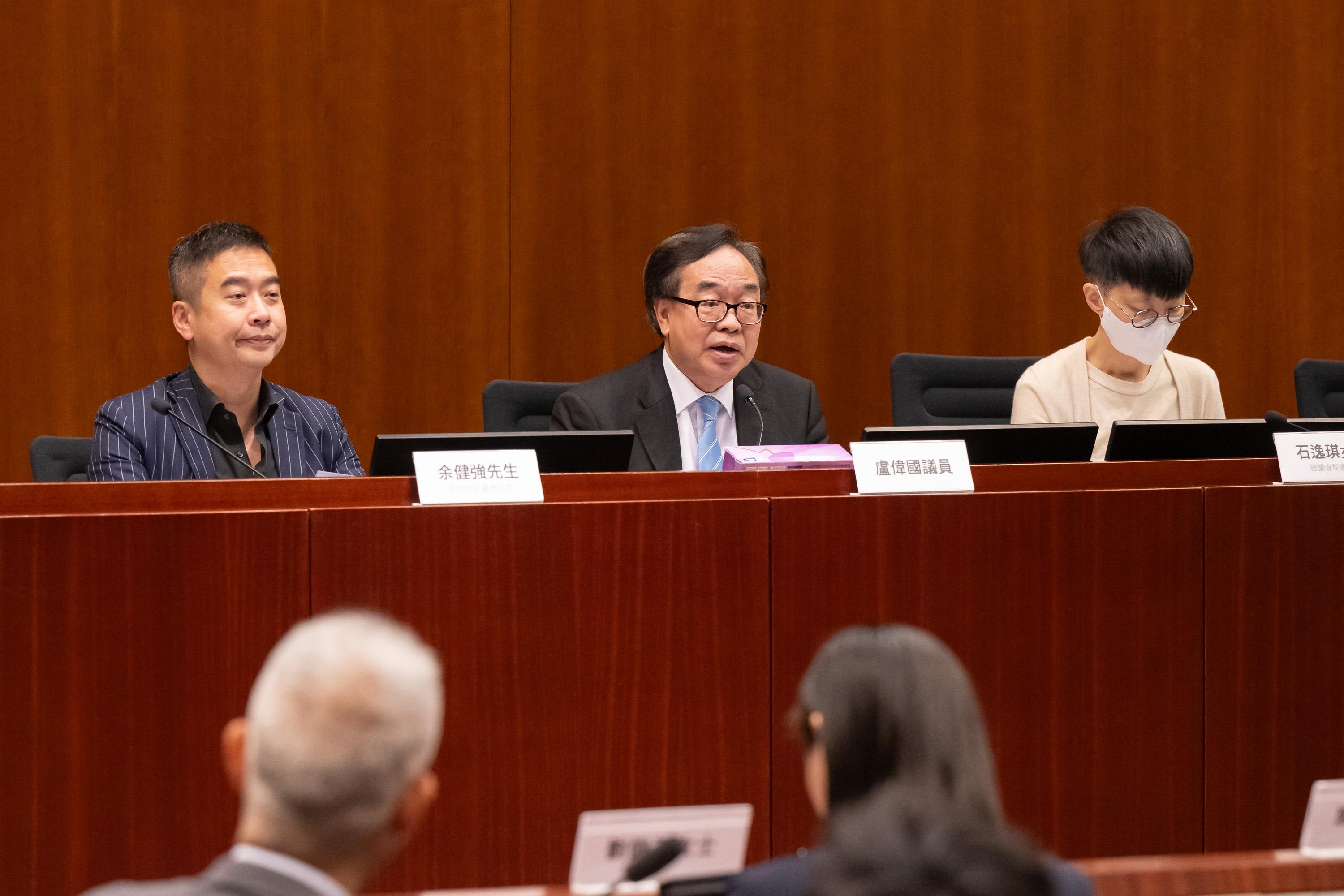 Legislative Council (LegCo) Members met with Kwai Tsing District Council (DC) and Sham Shui Po DC members at the LegCo Complex today (May 23). Photo shows Members of the LegCo and the Sham Shui Po DC discussing the development of in-depth local tourism and tourist hotspots.