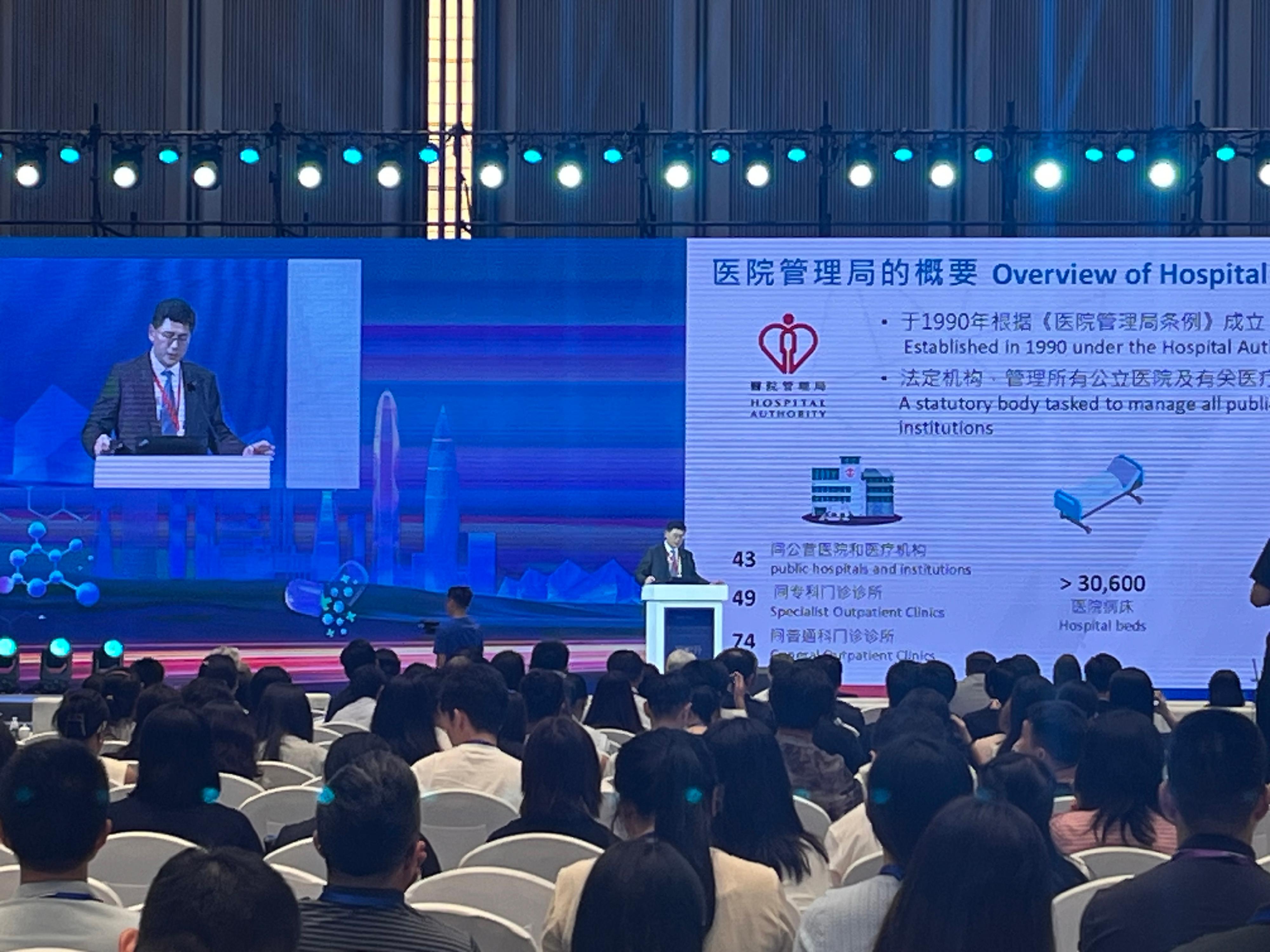 醫院管理局與深圳市衞健醫院評審評價研究中心及國際醫療質量協會合辦的2025國際醫院認證與質量安全發展大會，今日（五月二十四日）起，一連兩日於深圳前海國際會議中心舉行。會議設有多場全體會議及主題演講，大約700名來自香港、內地和不同國家的醫療專家出席。
