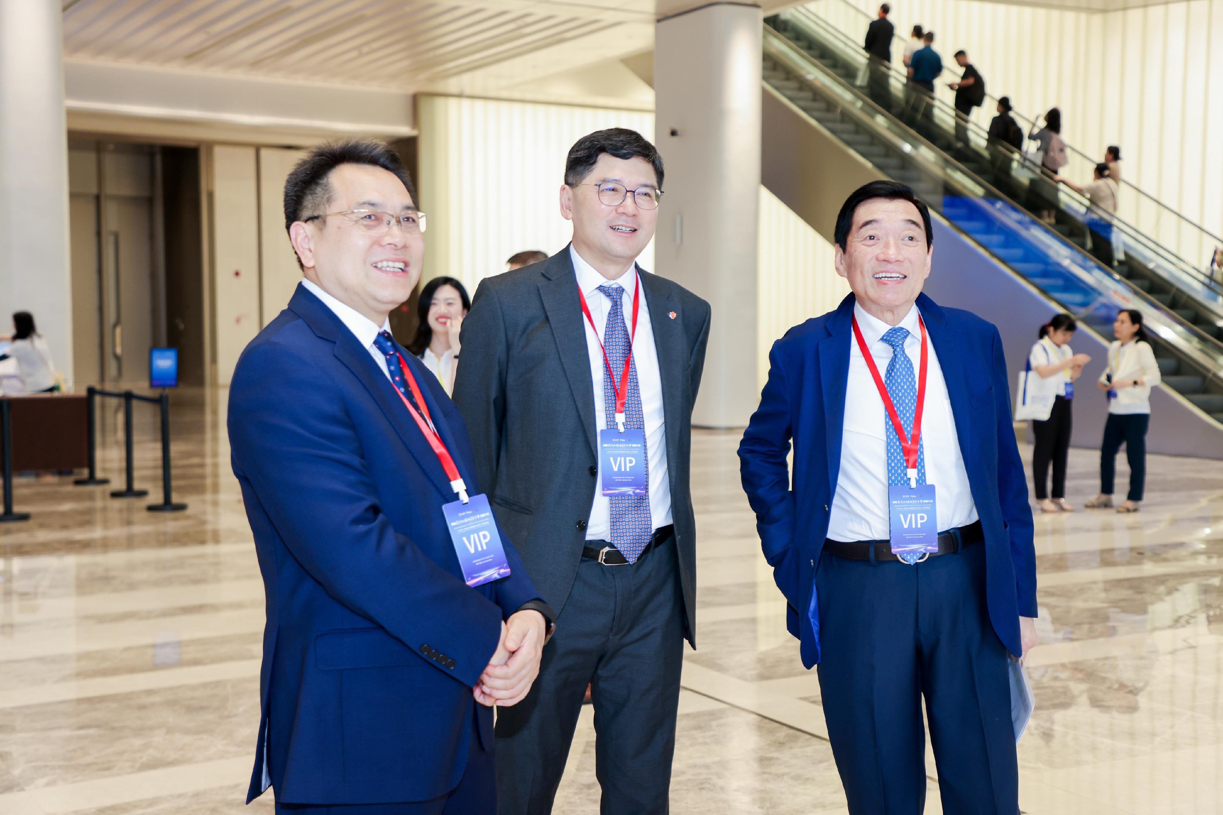 The Chairman of the Hospital Authority (HA), Mr Henry Fan (right), the Chief Executive of the HA, Dr Tony Ko (Centre), and the President of the Shenzhen Hospital Accreditation Research Center, Mr Xu Xiaoping (left), attended the 2025 International Conference on Hospital Accreditation and Quality-Safety.