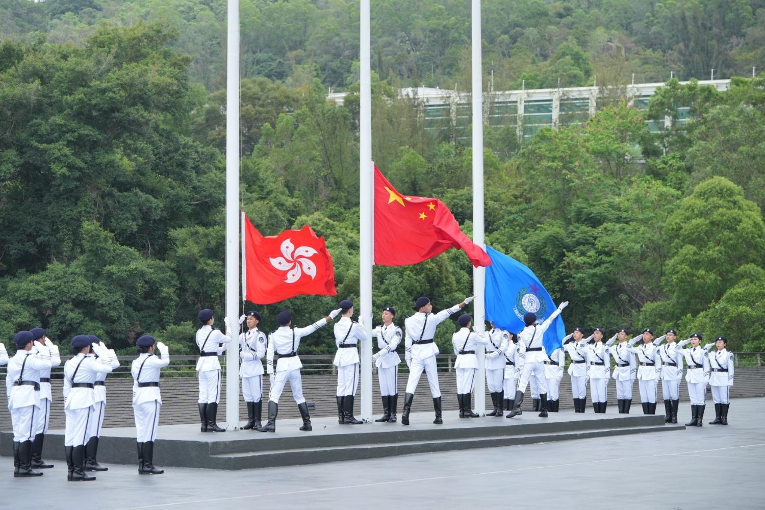 The Immigration Department held the Grand Immigration Department Youth Leaders Corps (IDYL) Parade cum Promotion Ceremony 2025 at the Immigration Service Institute of Training and Development in Tuen Mun today (May 25). Photo shows the Flag Party, comprised of IDYL members, conducting the flag-raising ceremony.
