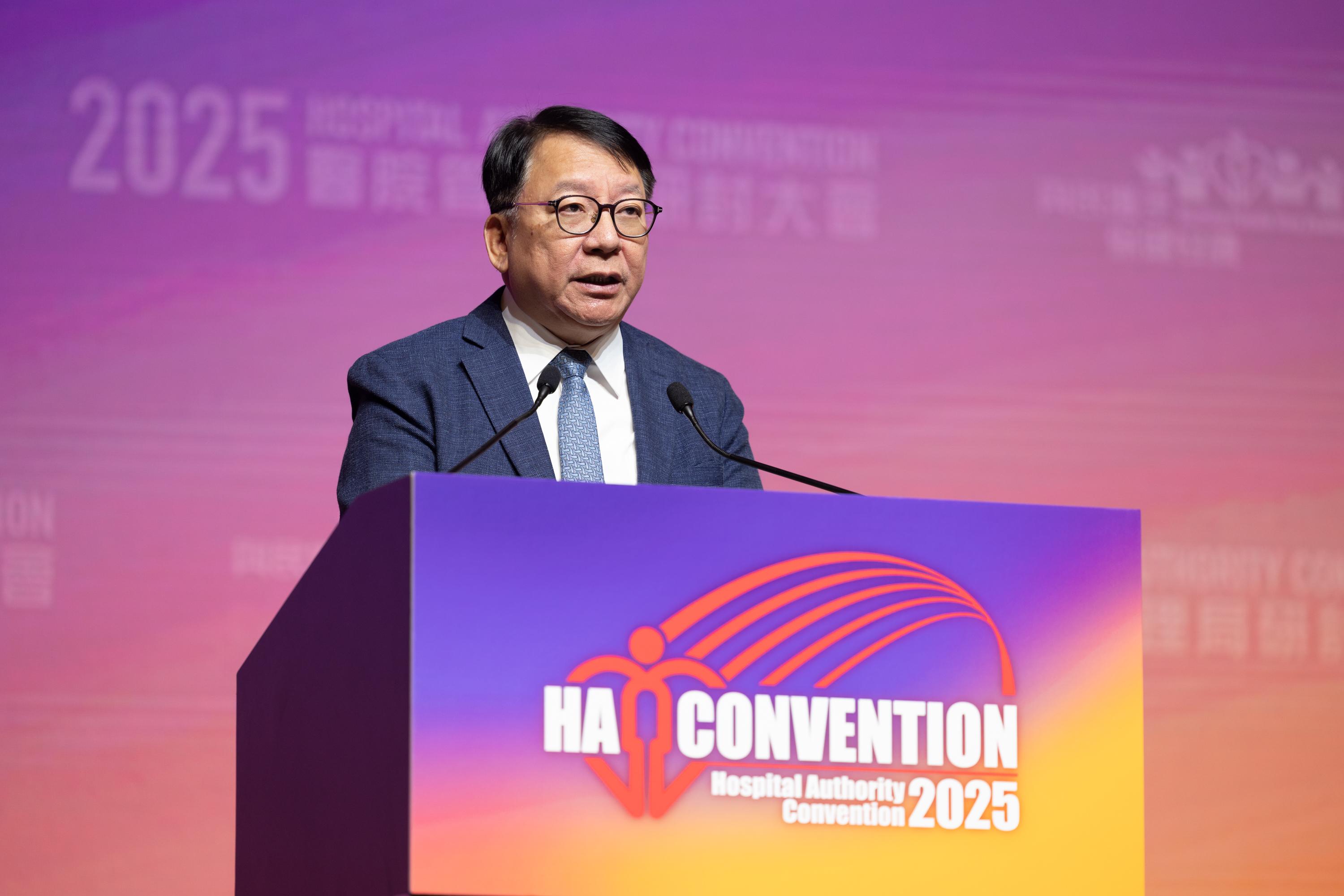 「2025醫院管理局研討大會」今日起一連三日（五月二十六至二十八日）以現場及線上形式舉行。圖示政務司司長陳國基於研討大會開幕典禮致歡迎辭。