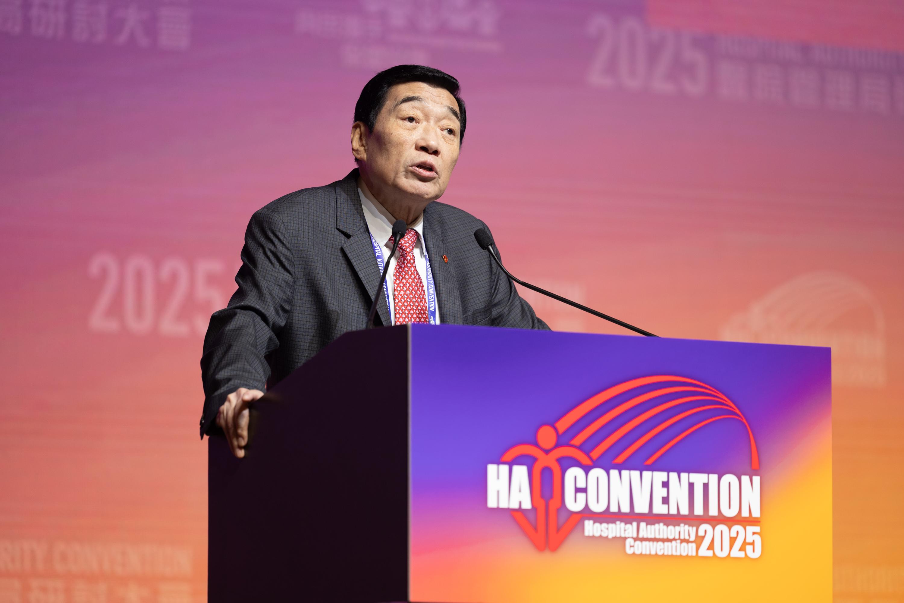 「2025醫院管理局（醫管局）研討大會」今日起一連三日（五月二十六至二十八日）以現場及線上形式舉行。圖示醫管局主席范鴻齡於研討大會開幕典禮致歡迎辭。