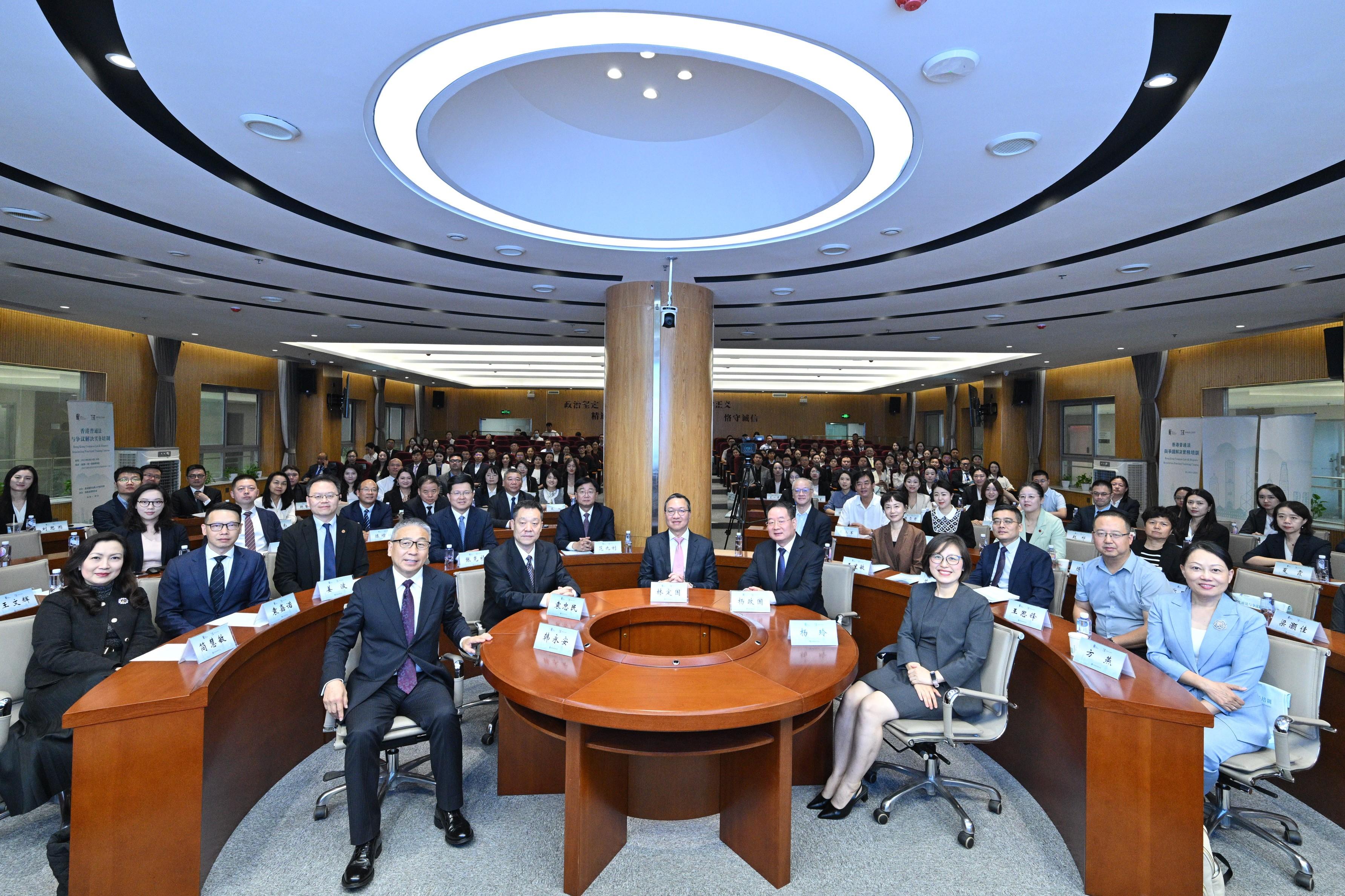 律政司司長林定國資深大律師（前排中）和陝西省司法廳廳長楊政國（前排右二）今日（五月二十六日）在西安出席香港普通法與爭議解決實務培訓畢業典禮。
