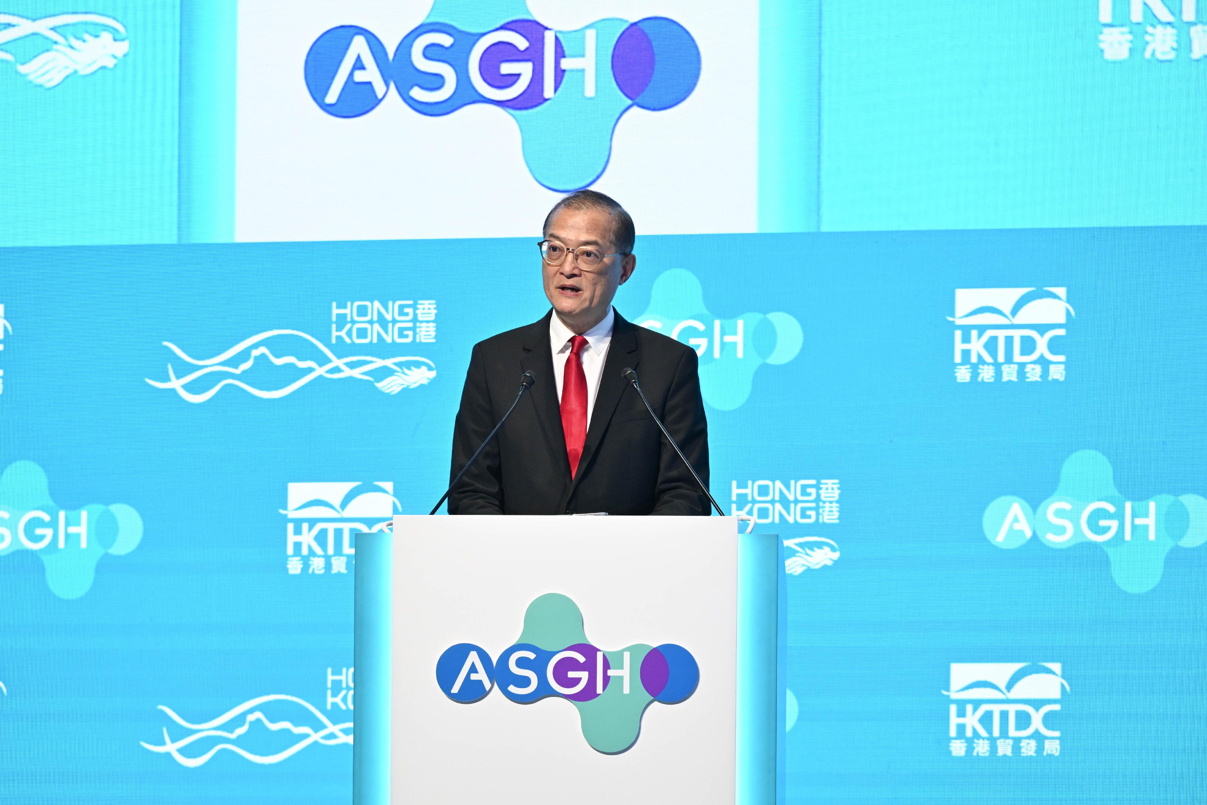 The Secretary for Health, Professor Lo Chung-mau, attends the Asia Summit on Global Health co-organised by the Hong Kong Special Administrative Region Government and the Hong Kong Trade Development Council today (May 26), and delivers a speech at the Plenary Session - Shaping a More Equitable and Sustainable Health System.
