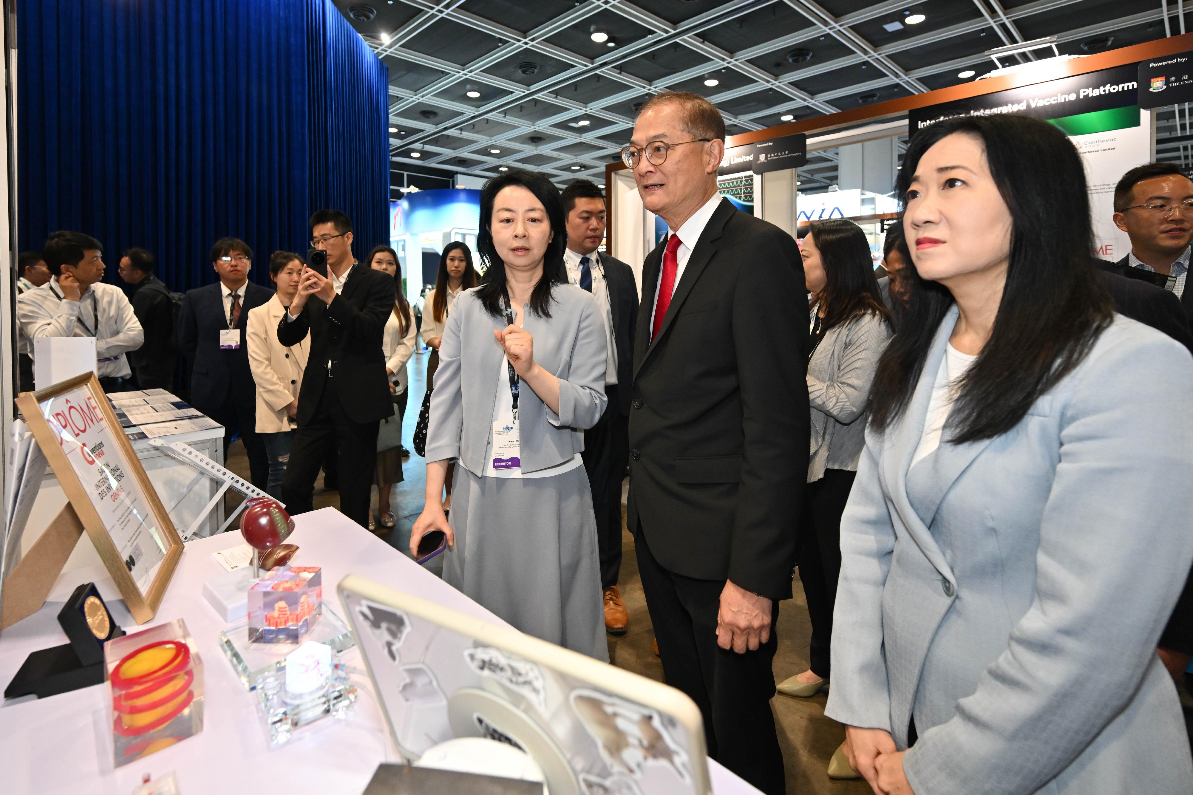 The Secretary for Health, Professor Lo Chung-mau (second right), tours an exhibition booth set up at the Asia Summit on Global Health today (May 26).
