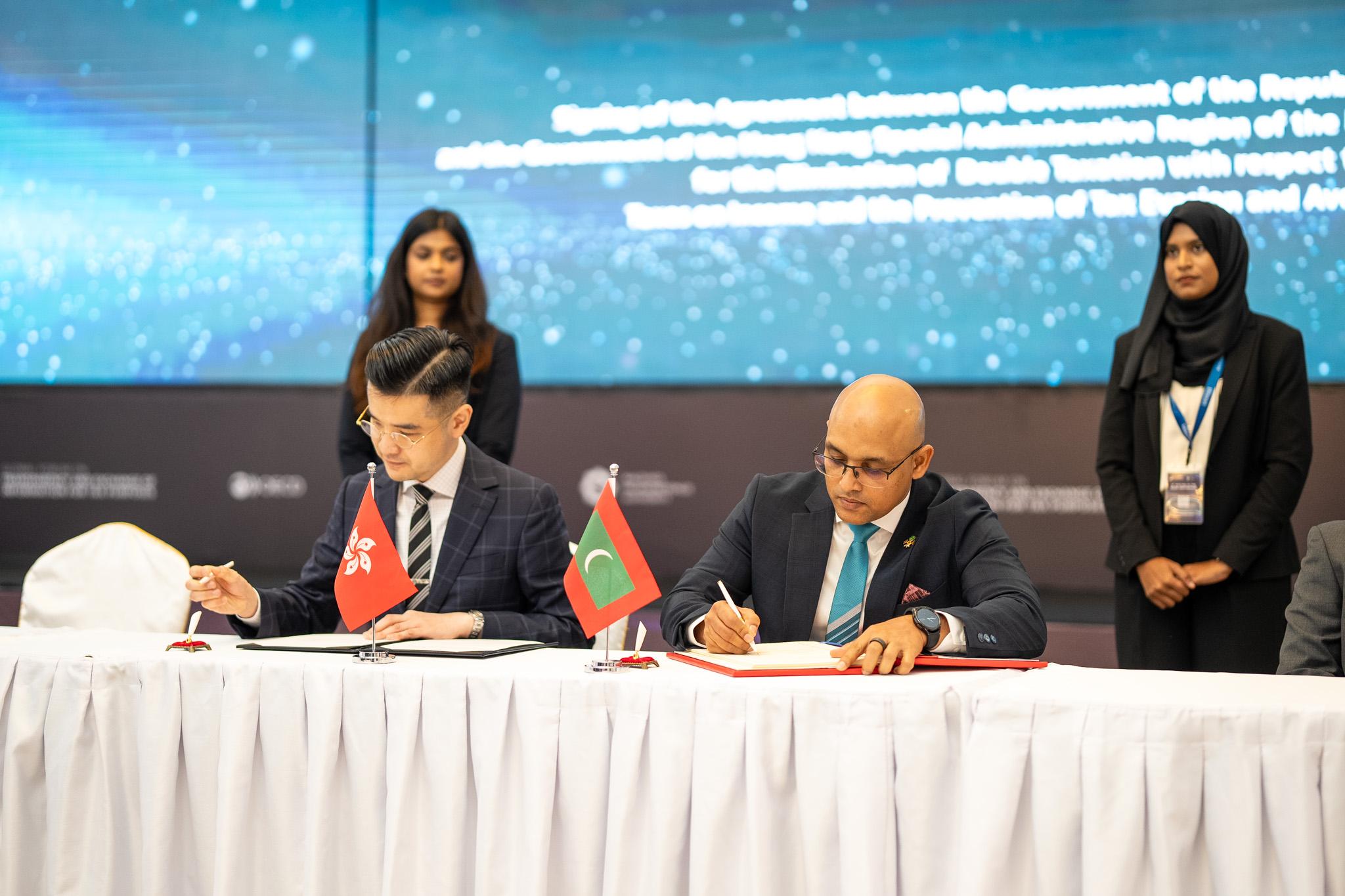 The Commissioner of Inland Revenue, Mr Benjamin Chan (left), and the Commissioner General of Taxation of the Maldives Inland Revenue Authority, Mr Hassan Zareer, today (May 26, Maldives time) sign a comprehensive avoidance of double taxation agreement in Maldives.


