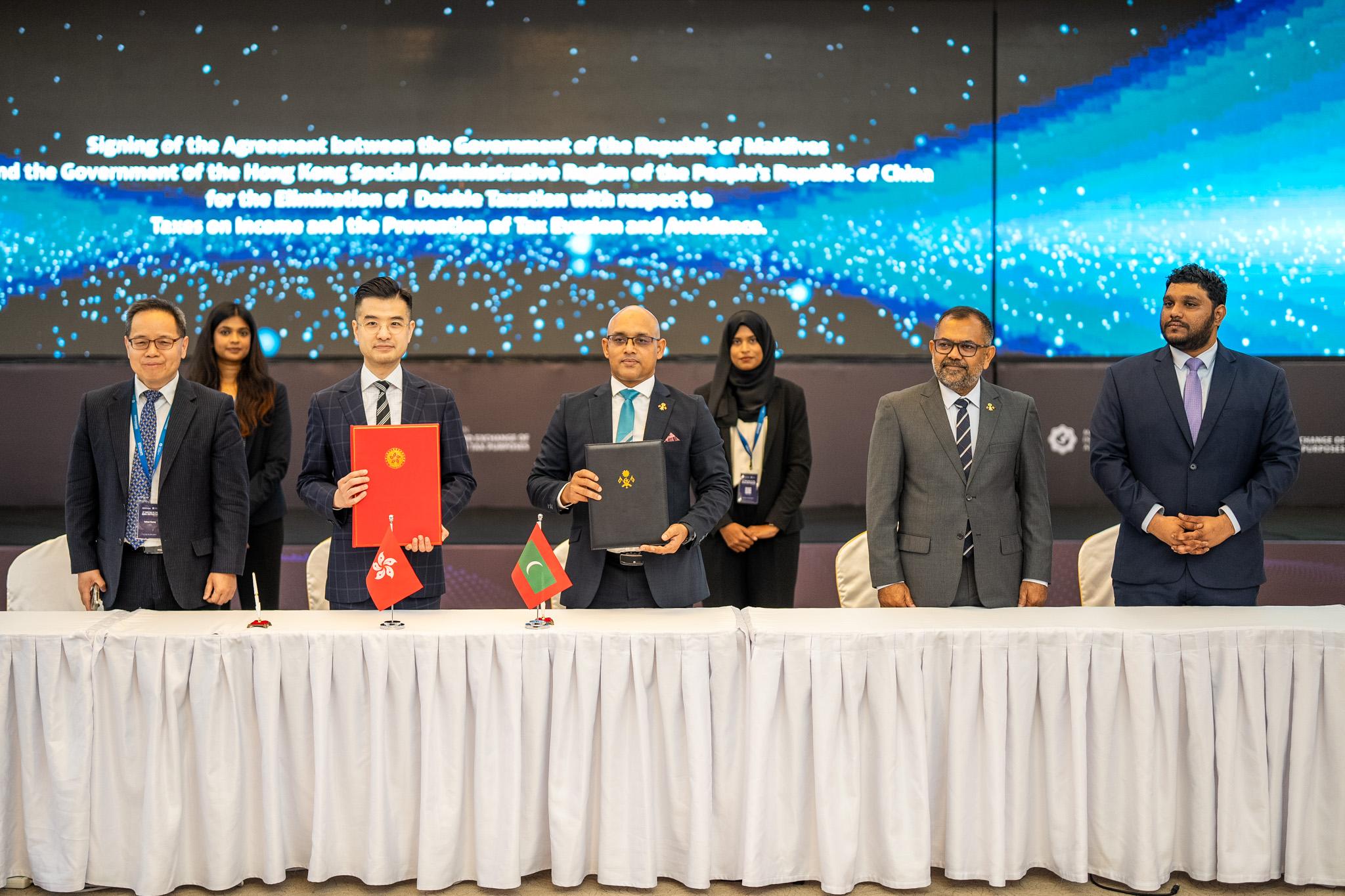 The Commissioner of Inland Revenue, Mr Benjamin Chan, and the Commissioner General of Taxation of the Maldives Inland Revenue Authority, Mr Hassan Zareer, today (May 26, Maldives time) sign a comprehensive avoidance of double taxation agreement in Maldives. Photo shows (from left) the Deputy Director General of the International Taxation Department of the State Taxation Administration, Mr Huang Suhua; Mr Chan; Mr Zareer; the Minister of Finance and Planning of Maldives, Mr Moosa Zameer; and the Chairperson of the Board of Directors of Maldives Inland Revenue Authority and Deputy Minister of Finance and Planning of Maldives, Mr Ahmed Saaid Musthafa, at the signing ceremony.