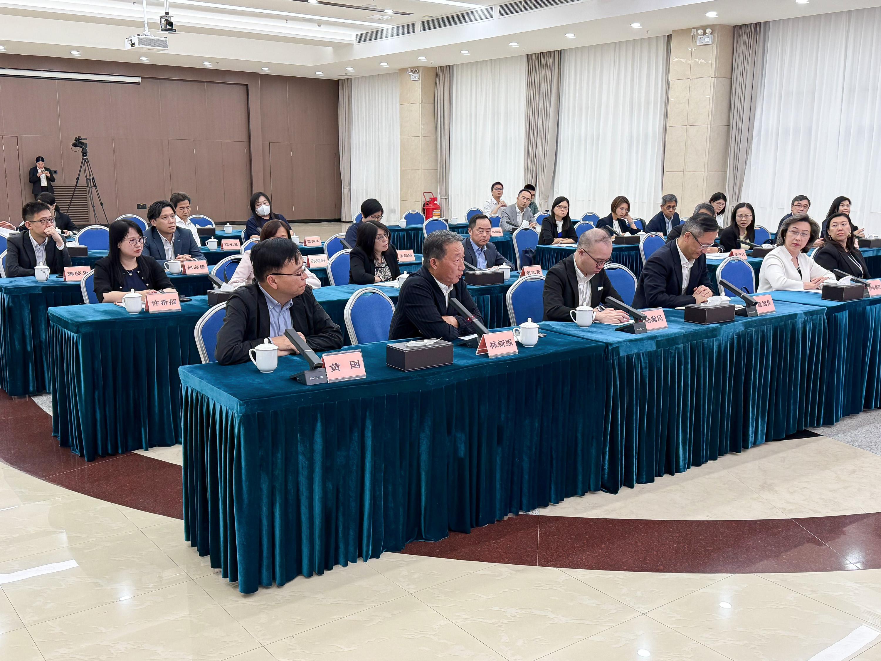 The Legislative Council (LegCo) Panel on Public Service conducted a duty visit to Shenzhen today (May 26). Photo shows LegCo Members exchanging views with representatives of the Shenzhen Intermediate People's Court.

