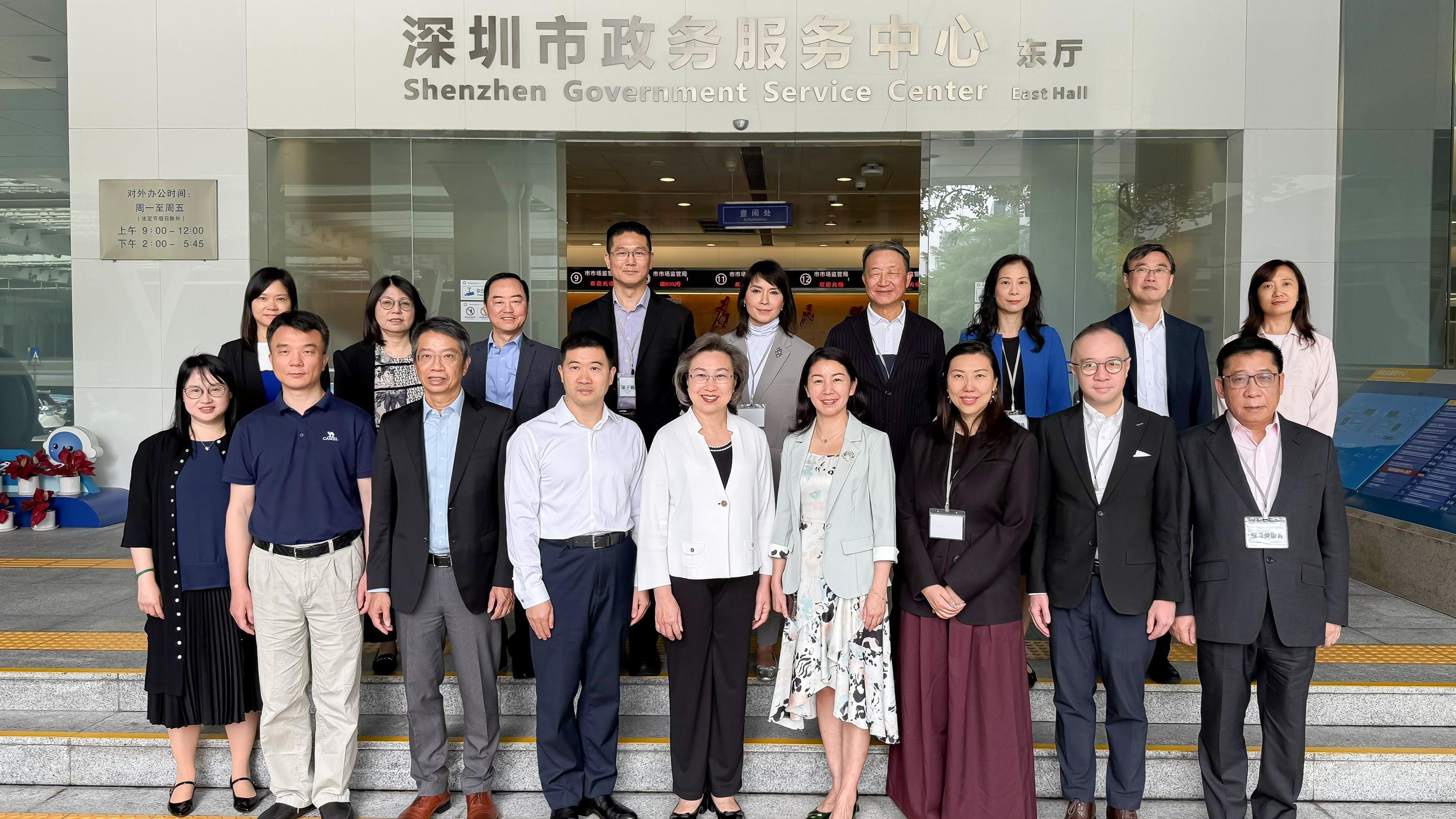 The Legislative Council (LegCo) Panel on Public Service conducted a duty visit to Shenzhen today (May 26). The Chairman of the Panel on Public Service and the leader of the delegation, Ms Nixie Lam (front row, third right), the Deputy Chairman of the Panel, Mr Benson Luk (front row, second right), the Secretary for the Civil Service, Mrs Ingrid Yeung (front row, fifth left), other LegCo Members and government officials pose for a group photo at the Shenzhen Government Service Center.
