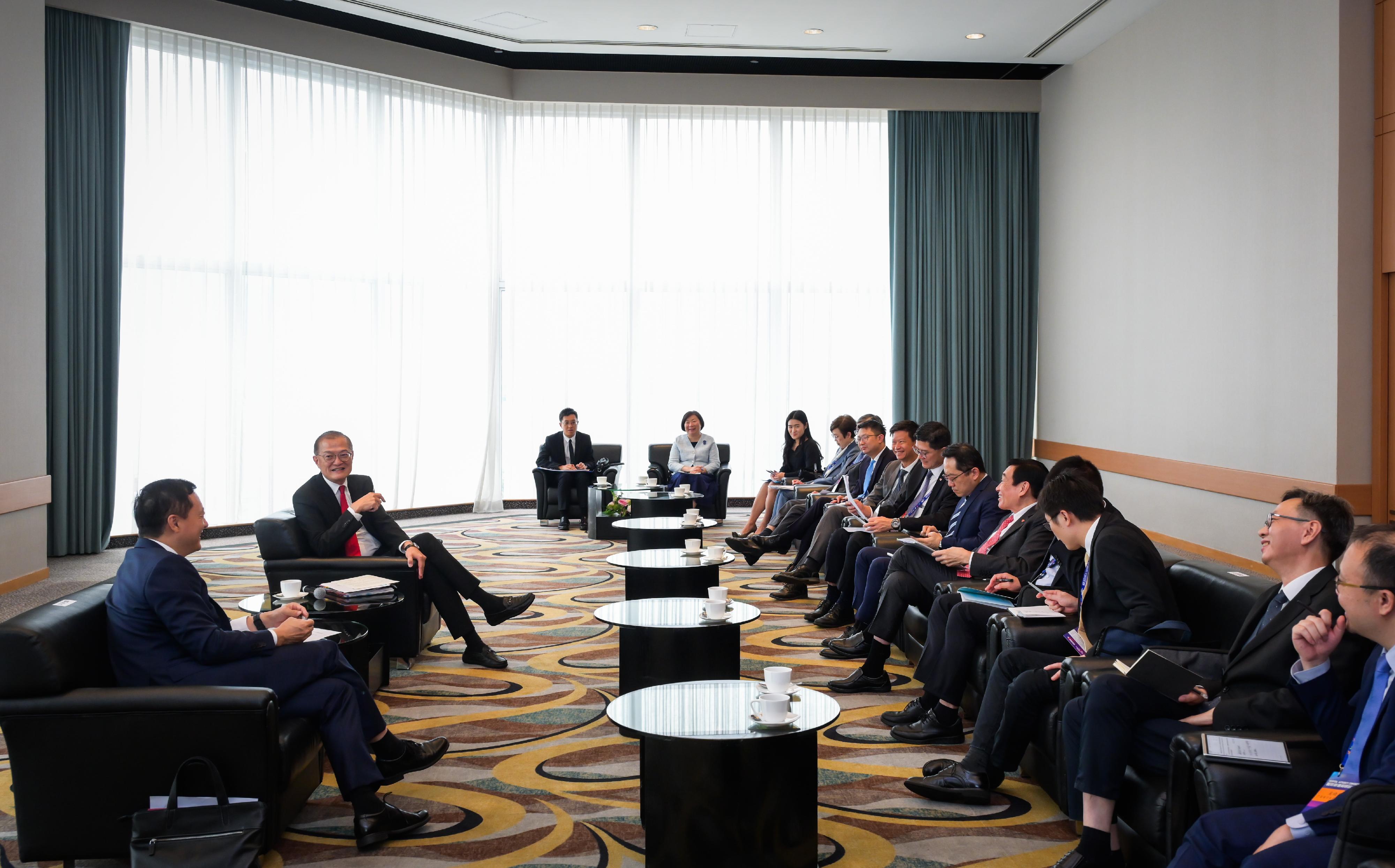The Secretary for Health, Professor Lo Chung-mau (second left), meets with a delegation led by the Director-General of the Health Commission of Guangdong Province, Mr Liu Liqun (first left), today (May 26) to explore healthcare talent exchange between the two places, as well as exchange views on healthcare collaborations.
