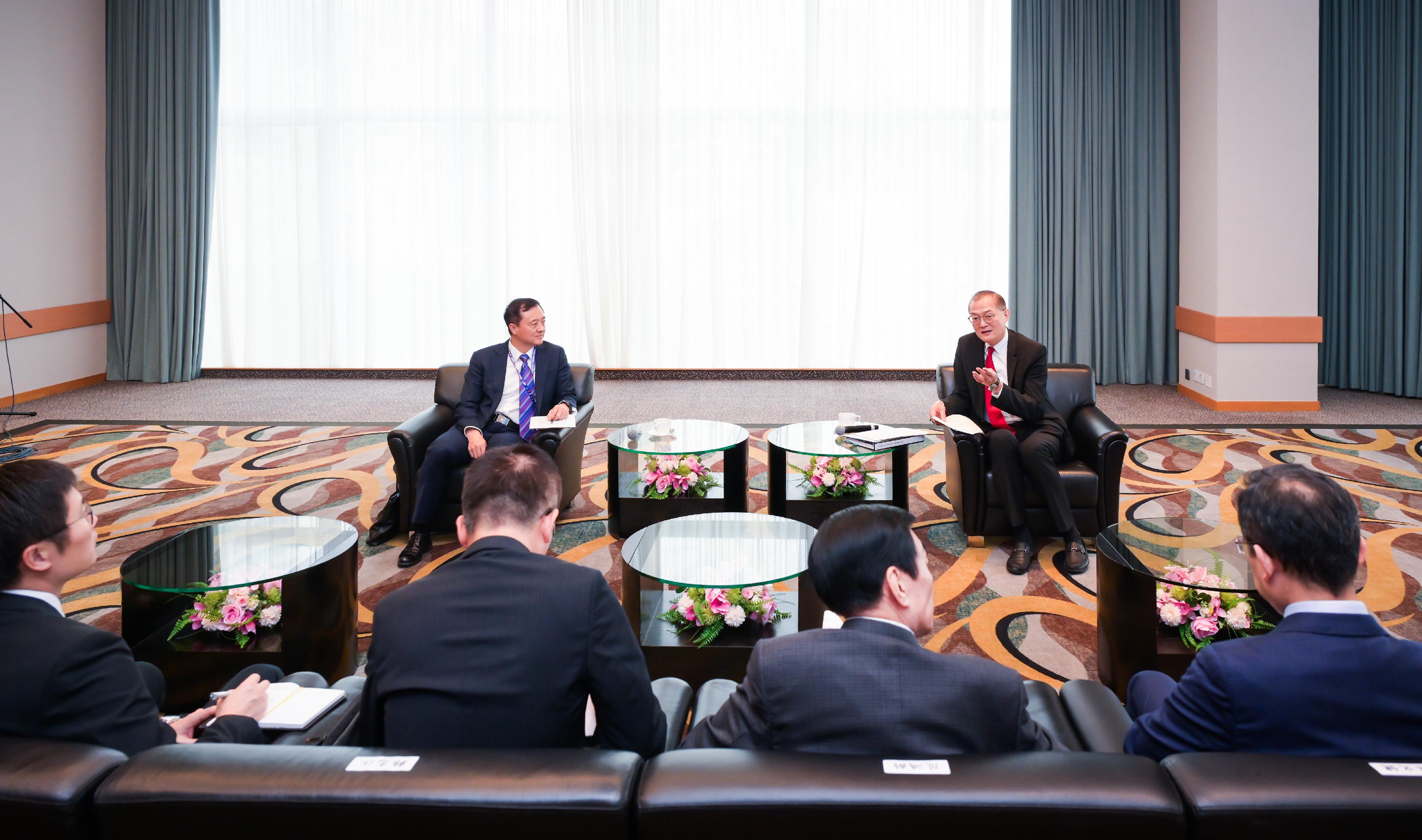 The Secretary for Health, Professor Lo Chung-mau (right), meets with a delegation led by the Director-General of the Health Commission of Guangdong Province, Mr Liu Liqun (left), today (May 26) to explore healthcare talent exchange between the two places, as well as exchange views on healthcare collaborations.
