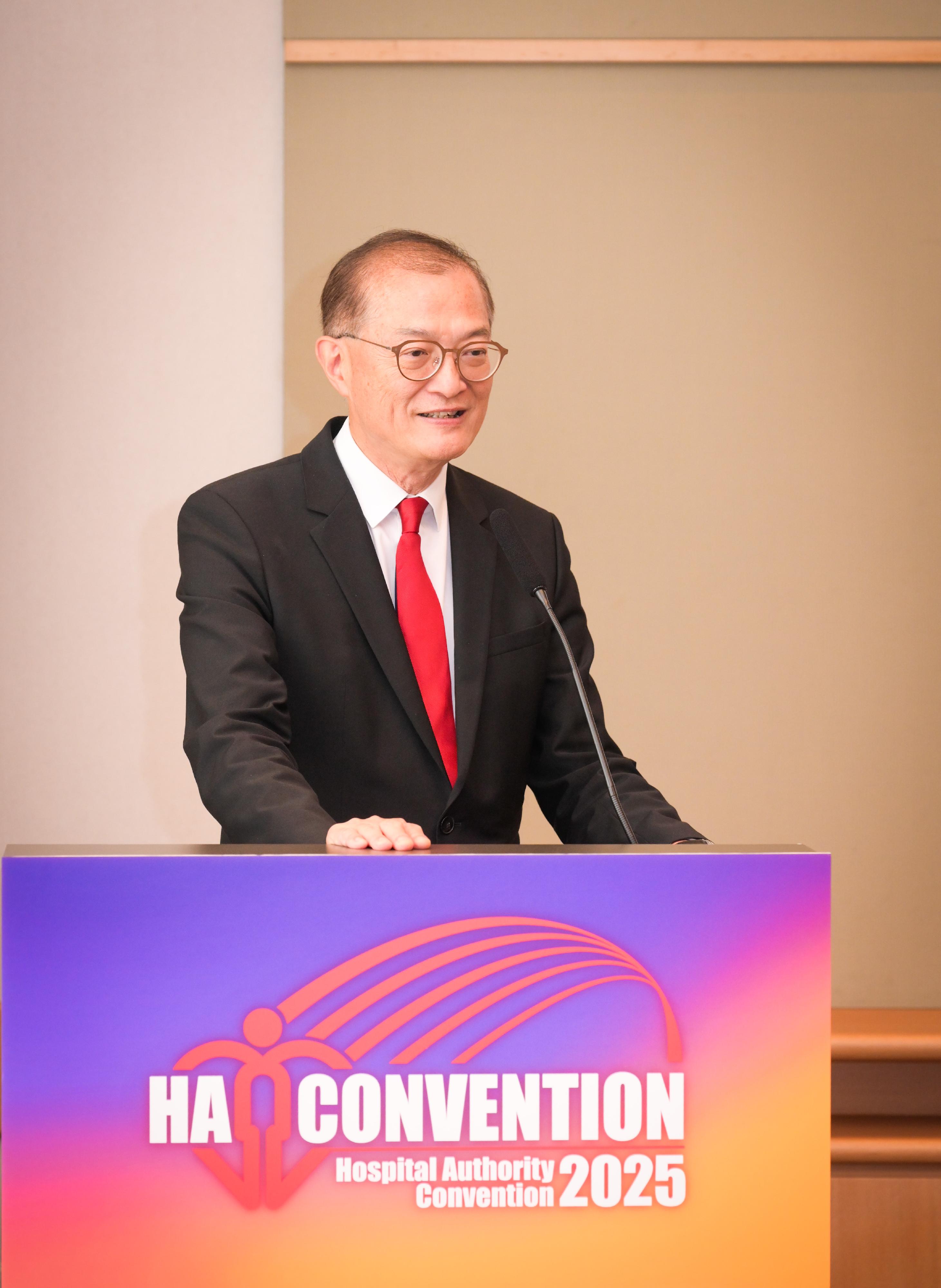 The Secretary for Health, Professor Lo Chung-mau, delivers a speech at the declaration of intent signing ceremony between the Hospital Authority of Hong Kong and National Conference of University Hospital General Managers of France today (May 26).
