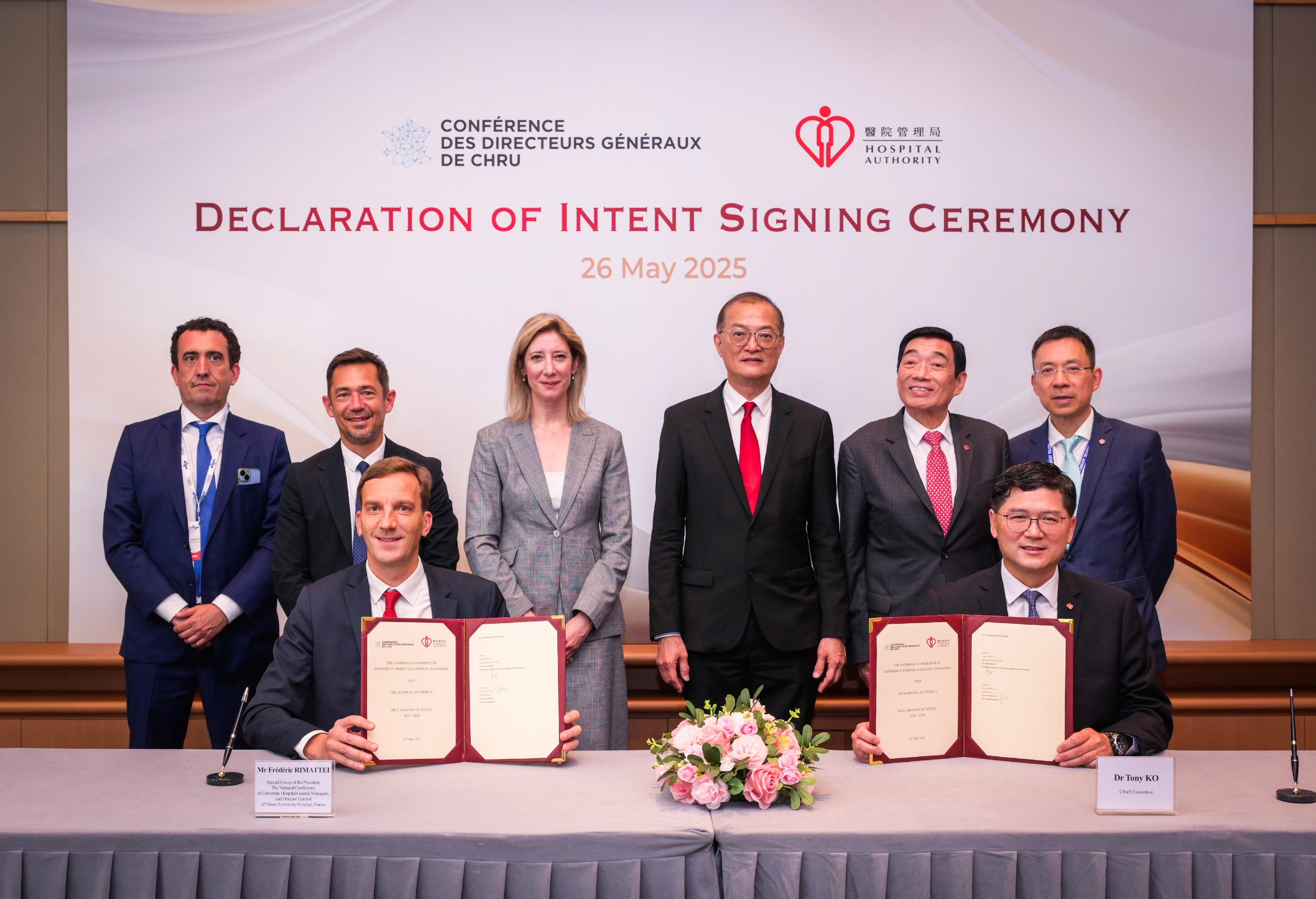 The Secretary for Health, Professor Lo Chung-mau (back row, third right), together with the Consul General of France in Hong Kong and Macau, Mrs Christile Drulhe (back row, third left), today (May 26) witness the signing of the declaration of intent between the Hospital Authority of Hong Kong and the National Conference of University Hospital General Managers of France.