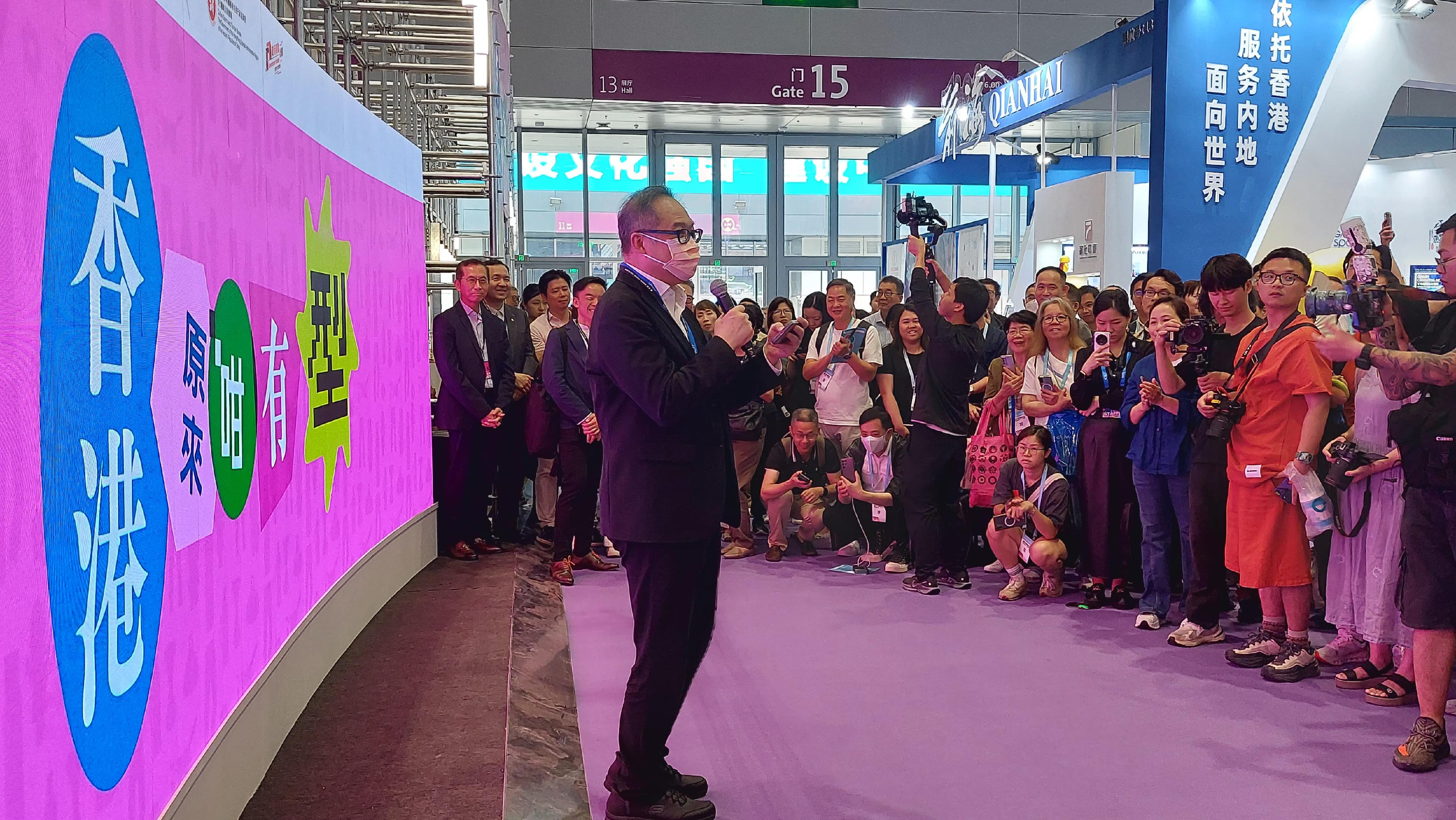 The Cultural and Creative Industries Development Agency under the Culture, Sports and Tourism Bureau led an industry delegation to participate in the 21st China (Shenzhen) International Cultural Industries Fair. Photo shows the Commissioner for Cultural and Creative Industries, Mr Victor Tsang, delivering a speech at the opening ceremony of the Hong Kong Pavilion on May 22.