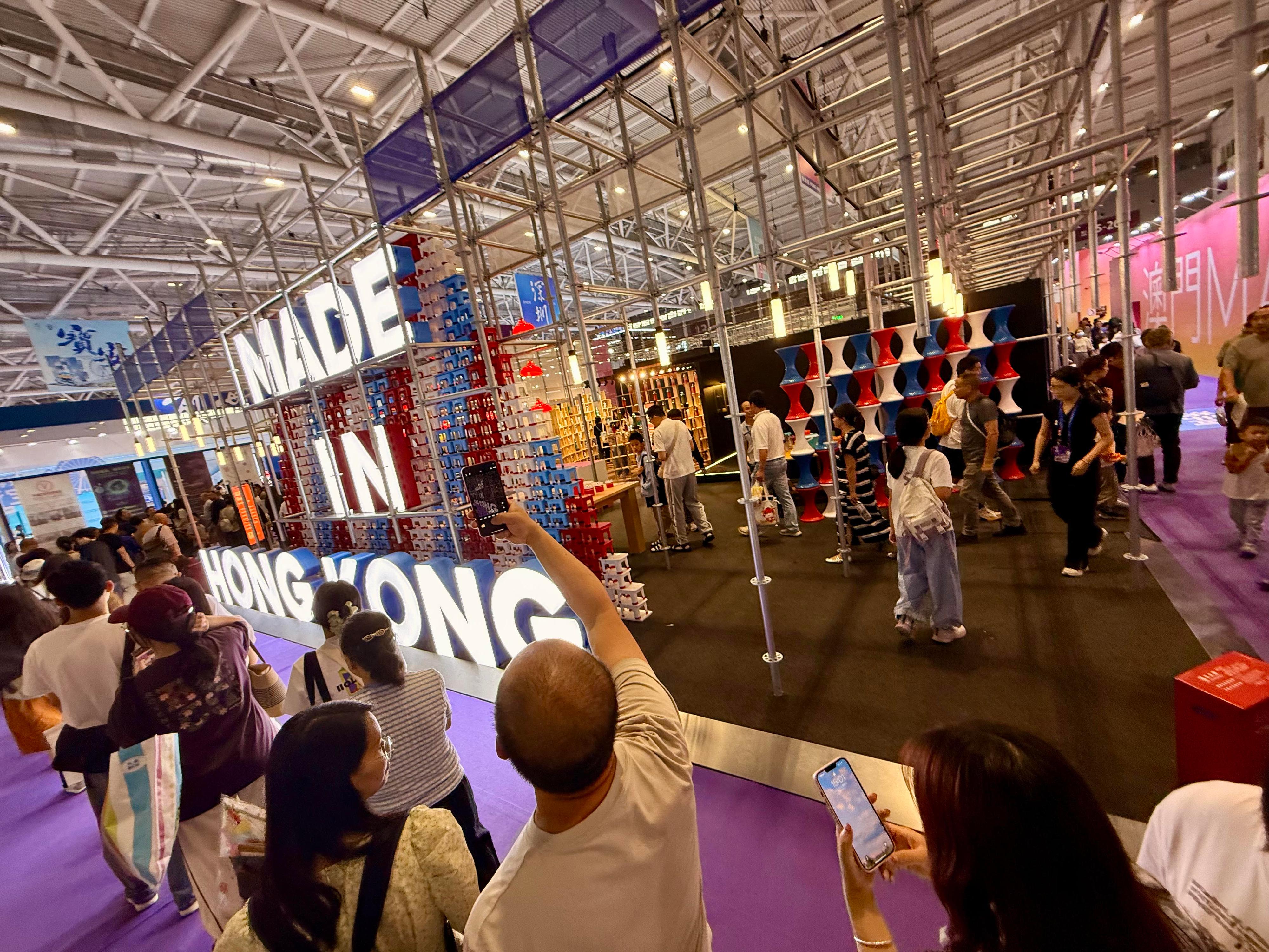 The Cultural and Creative Industries Development Agency under the Culture, Sports and Tourism Bureau led an industry delegation to participate in the 21st China (Shenzhen) International Cultural Industries Fair and sponsored the industry to set up a Hong Kong Pavilion themed "So Stylish, Hong Kong". The pavilion showcased products from 14 units of Hong Kong designers or brands, with an aim to showcase the latest achievements in Hong Kong’s cultural and creative industries.
