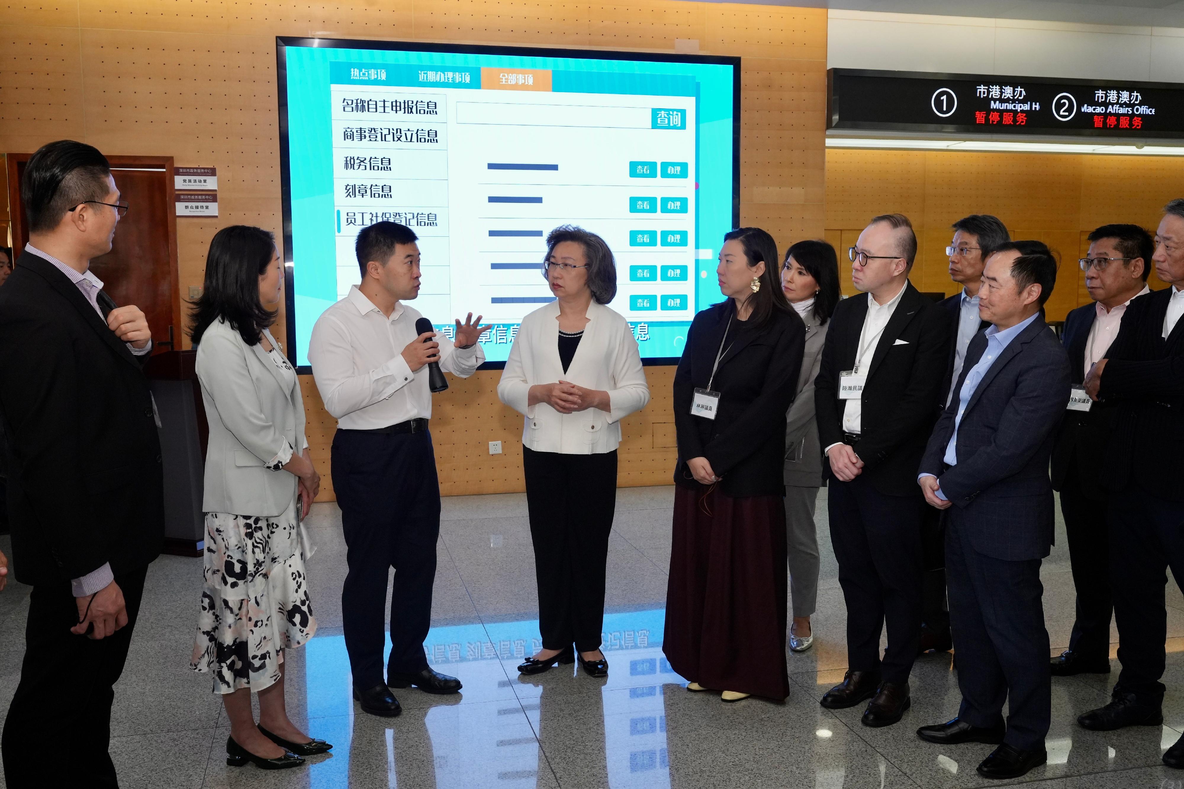 The Secretary for the Civil Service, Mrs Ingrid Yeung, led officials from the Civil Service Bureau and the Digital Policy Office on a duty visit to Shenzhen together with the delegation of the Legislative Council (LegCo) Panel on Public Service today (May 26). They went to learn about the use of AI by relevant local organisations there to assist in handling government administrative work. Photo shows Mrs Yeung (fourth left), the Deputy Director of the Hong Kong and Macao Affairs Office of Shenzhen, Ms Li Lirong (second left), and LegCo members visiting the Shenzhen Government Service Center.